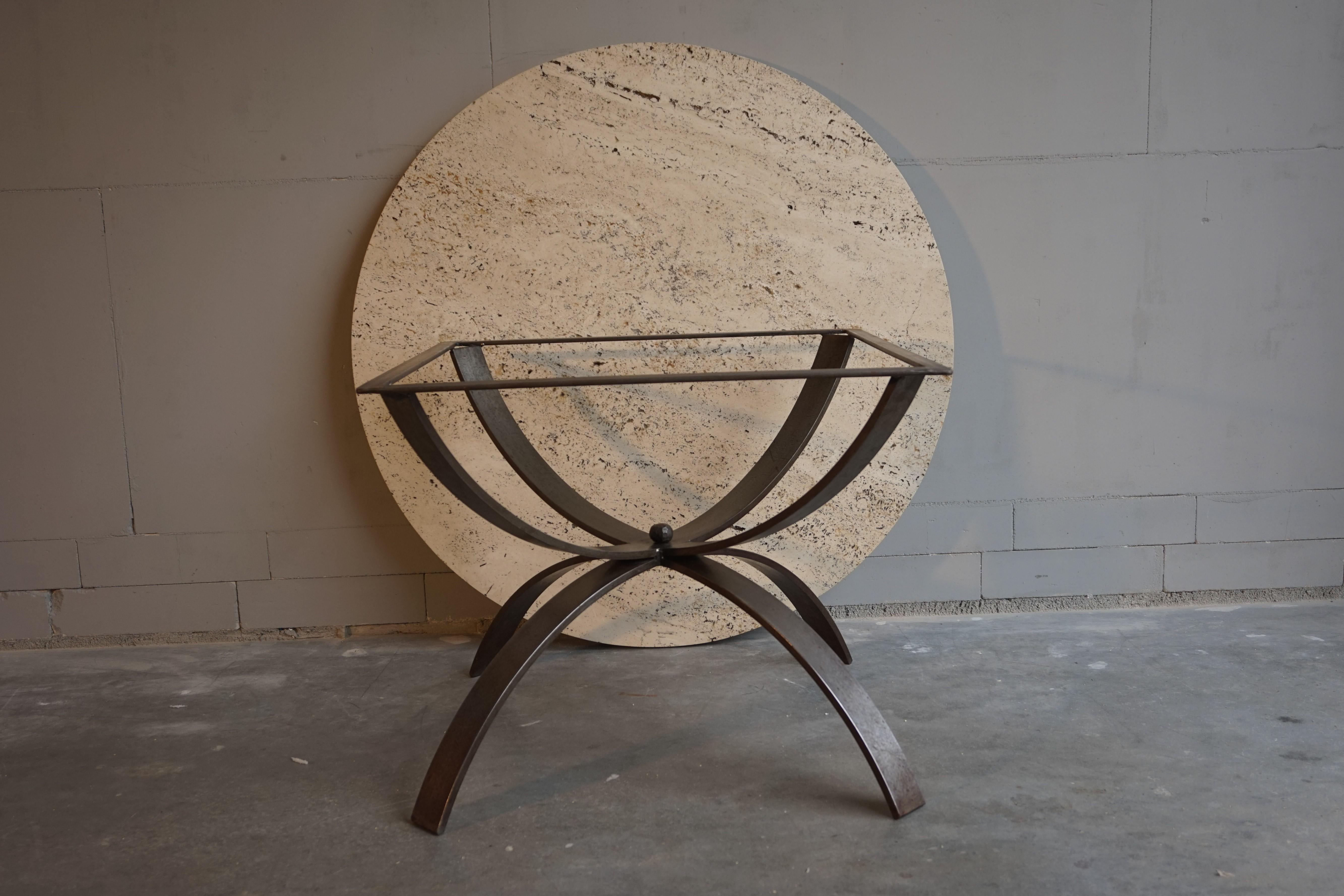 Table basse moderne et intemporelle en fer forgé et travertin, design des années 1960 en vente 1