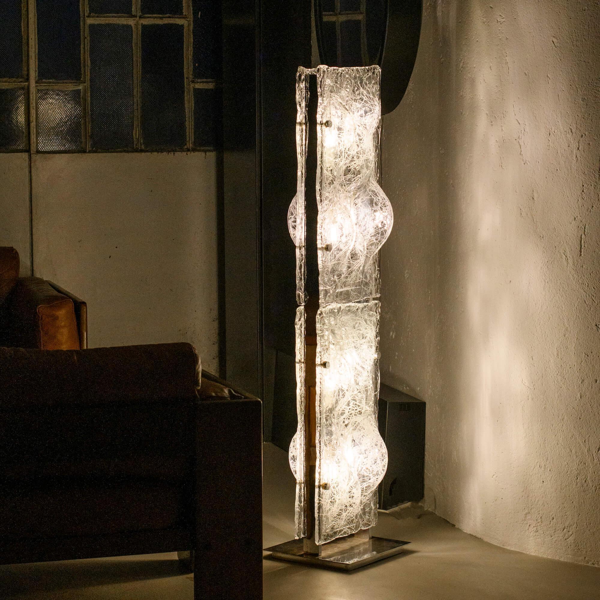Atemberaubende skulpturale Murano-Stehlampe im Vintage-Stil, entworfen von Toni Zuccheri in den 1970er Jahren. Verchromter Metallkorpus mit vier dicken, geformten Glasscheiben, aus klarem Glas mit eingelegten weißen Verzierungen. Die Lampe ist