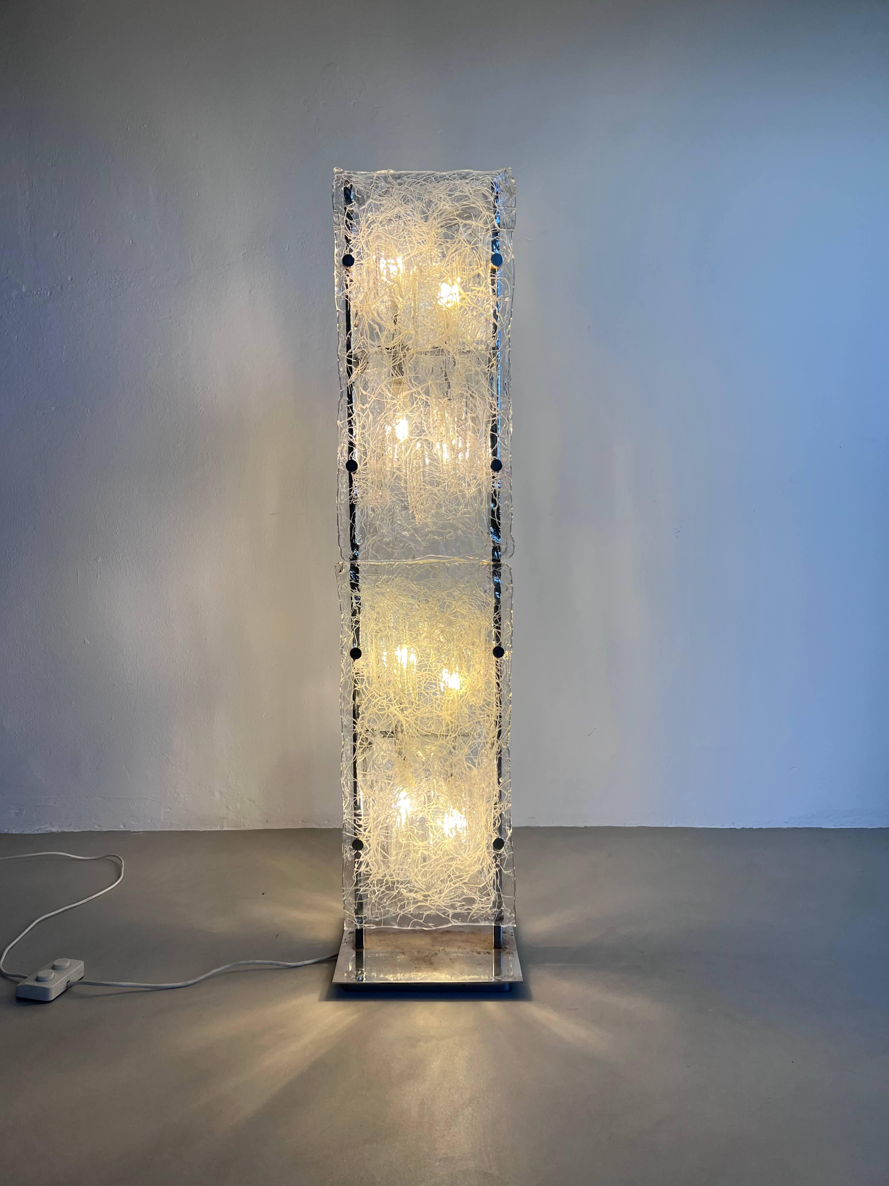 Ère spatiale Timeless Murano Sculptural Floor Lamp by Toni Zuccheri, Space Age Collectible (lampe de sol sculpturale intemporelle de Toni Zuccheri) en vente