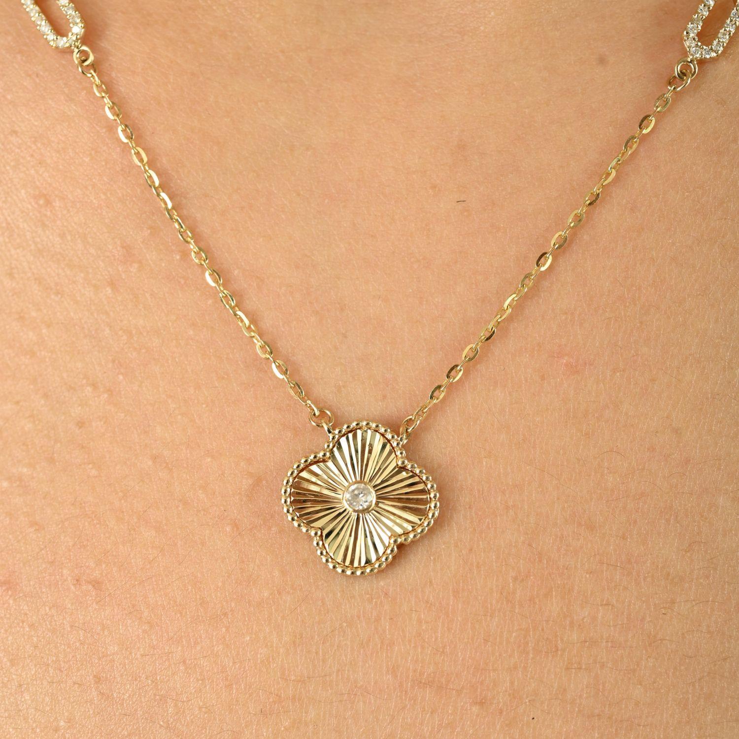 Taille ronde Timeless Natural Diamond Clover Pendant Necklace in 14k Yellow Gold Gift for Mom en vente