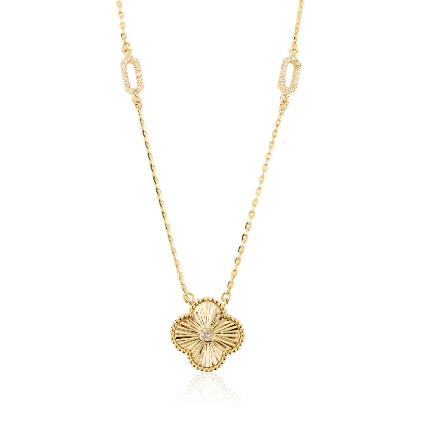 Timeless Natural Diamond Clover Pendant Necklace in 14k Yellow Gold Gift for Mom Neuf - En vente à New York, NY