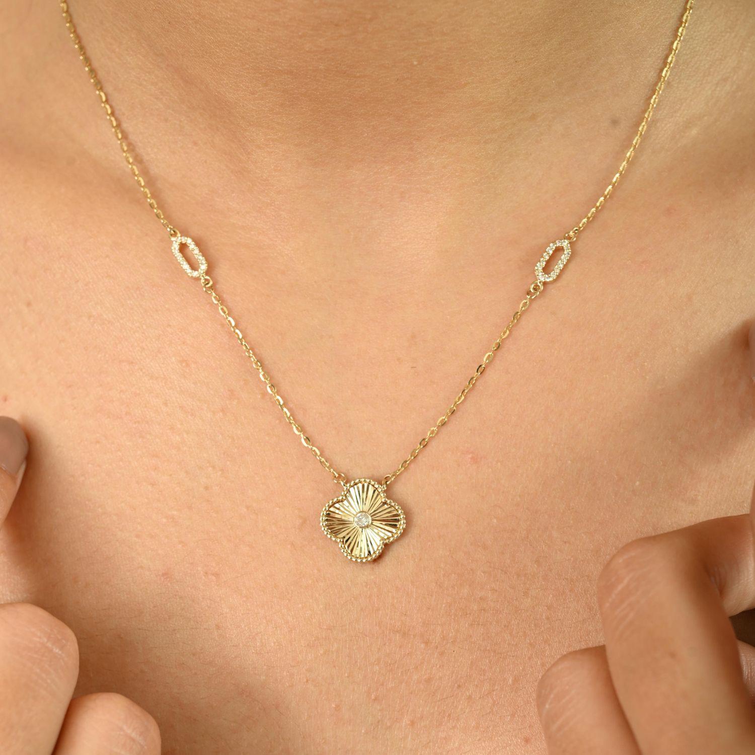 Timeless Natural Diamond Clover Pendant Necklace in 14k Yellow Gold Gift for Mom Pour femmes en vente