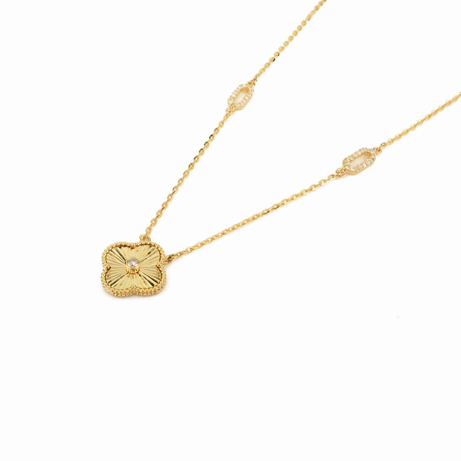 Timeless Natural Diamond Clover Pendant Necklace in 14k Yellow Gold Gift for Mom en vente 3