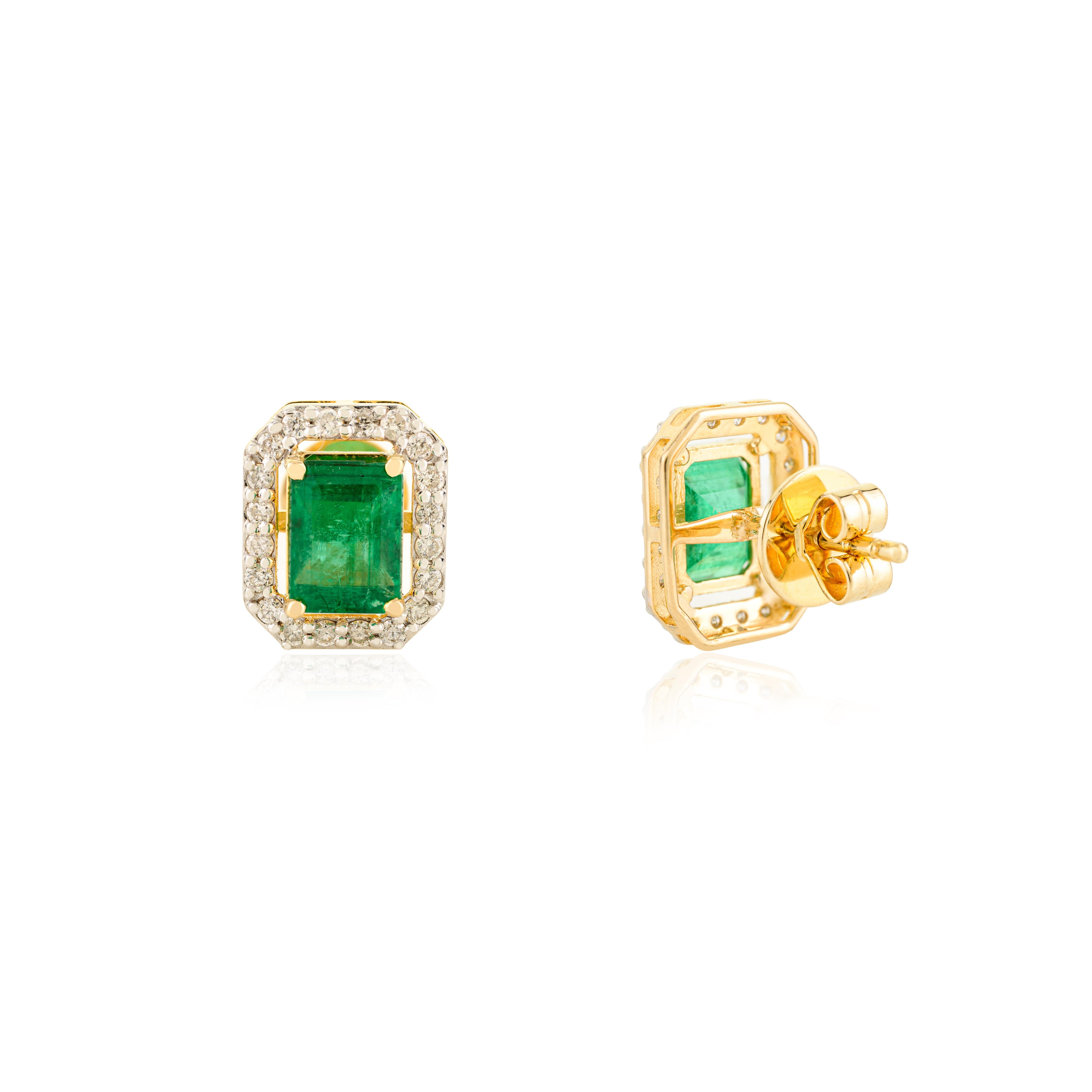 Atemporales pendientes florales de esmeralda talla octágono con halo de diamantes en oro de 18k Moderno en venta