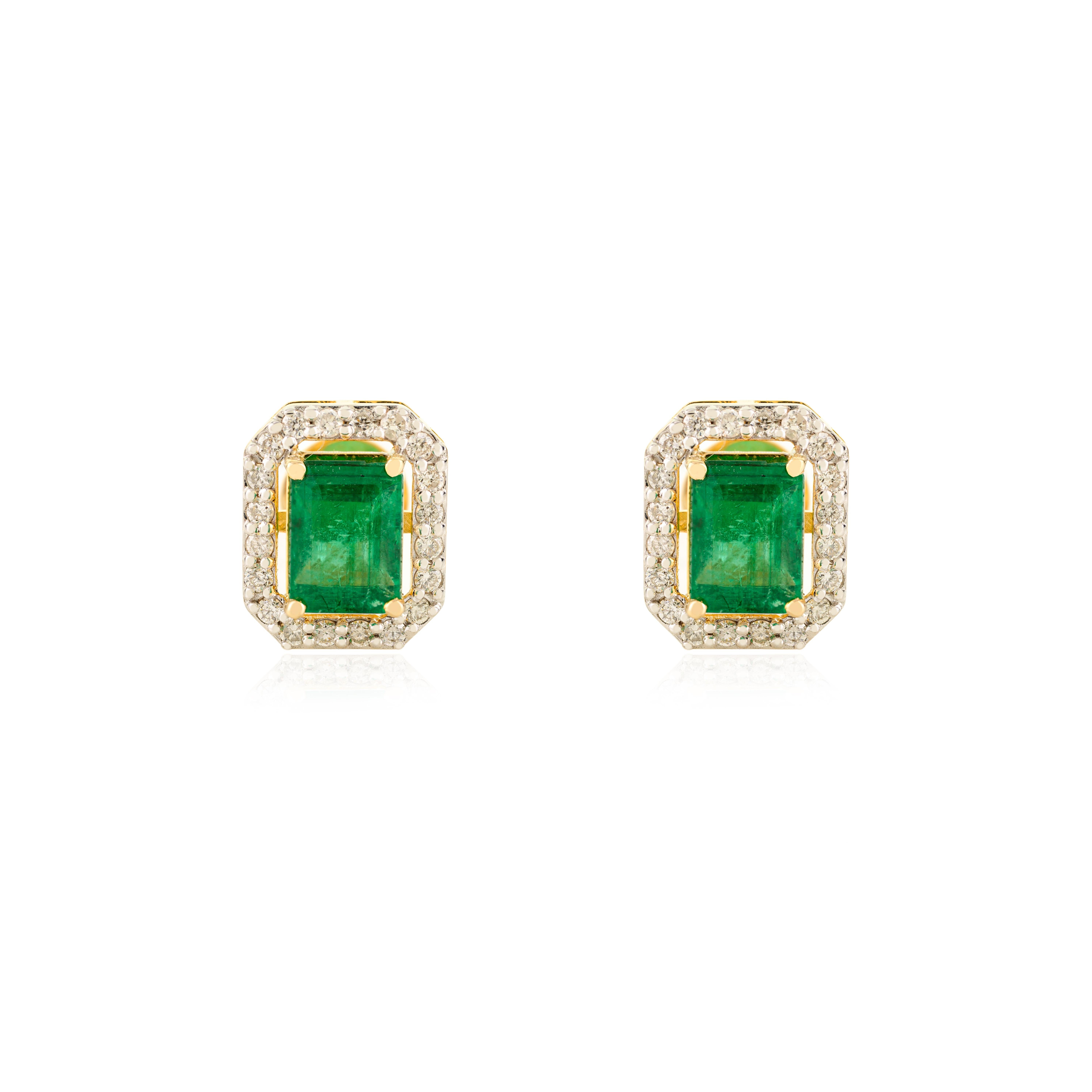 Atemporales pendientes florales de esmeralda talla octágono con halo de diamantes en oro de 18k en Nuevo estado para la venta en New York, NY