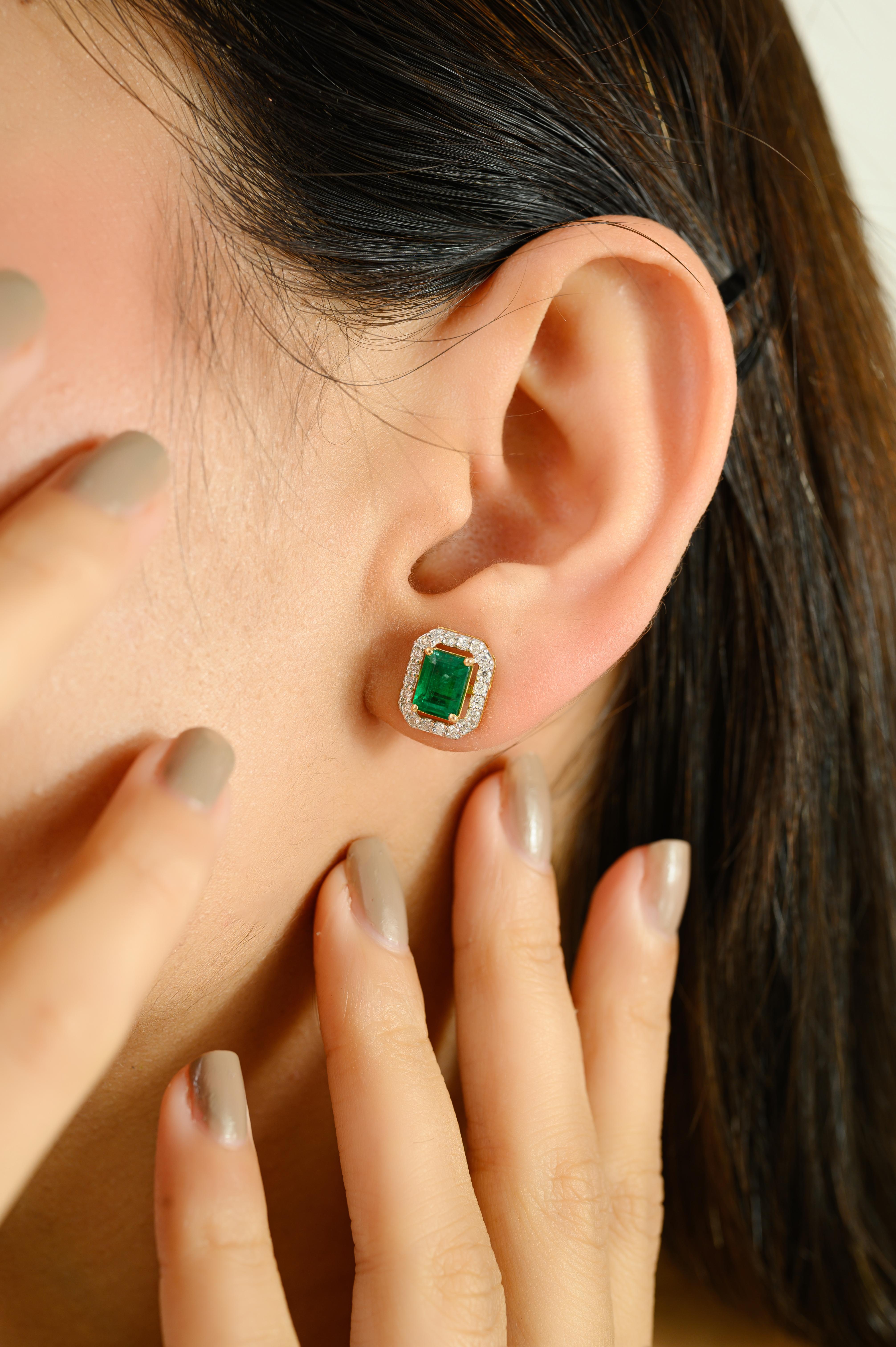 De las mujeres Atemporales pendientes florales de esmeralda talla octágono con halo de diamantes en oro de 18k en venta