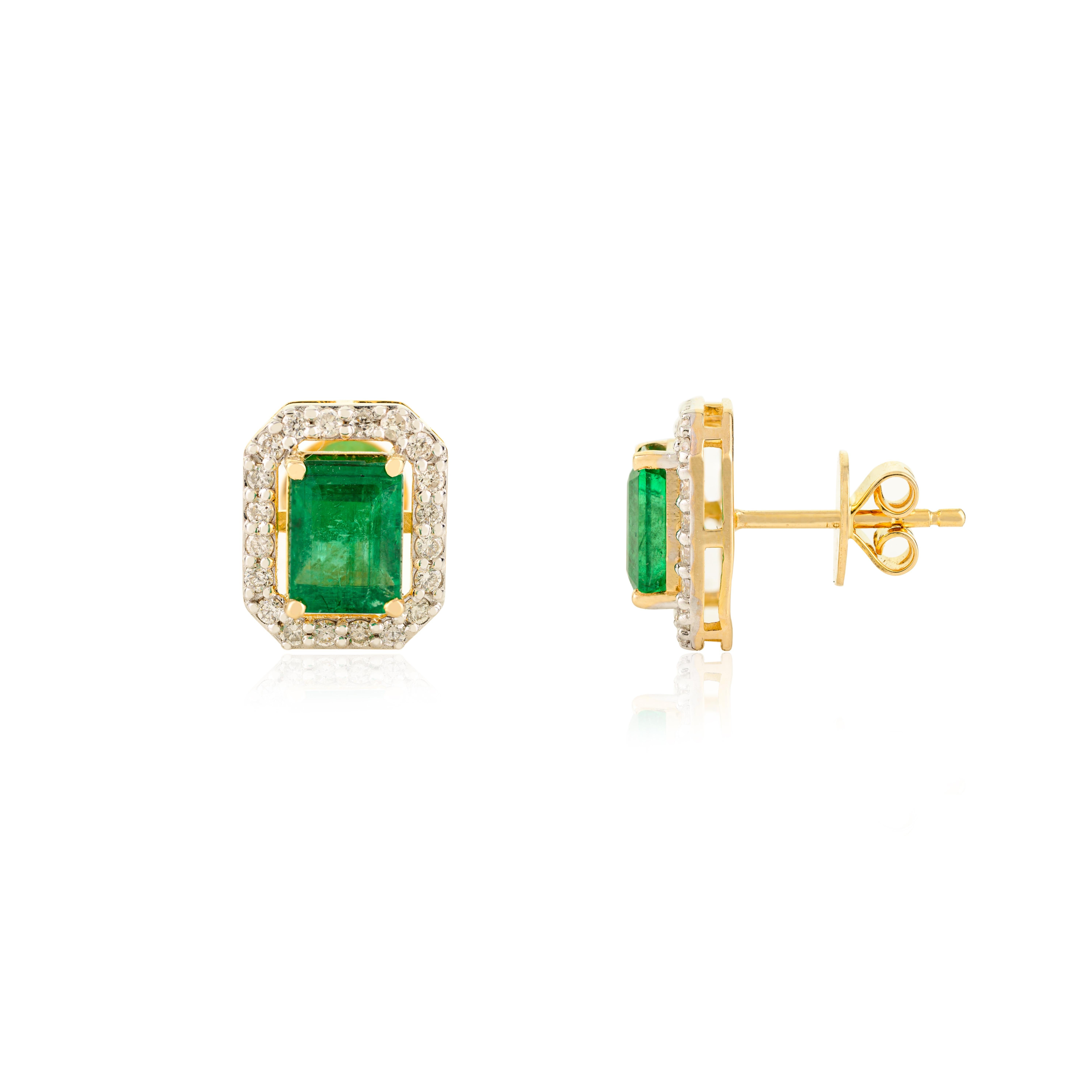 Atemporales pendientes florales de esmeralda talla octágono con halo de diamantes en oro de 18k en venta 1
