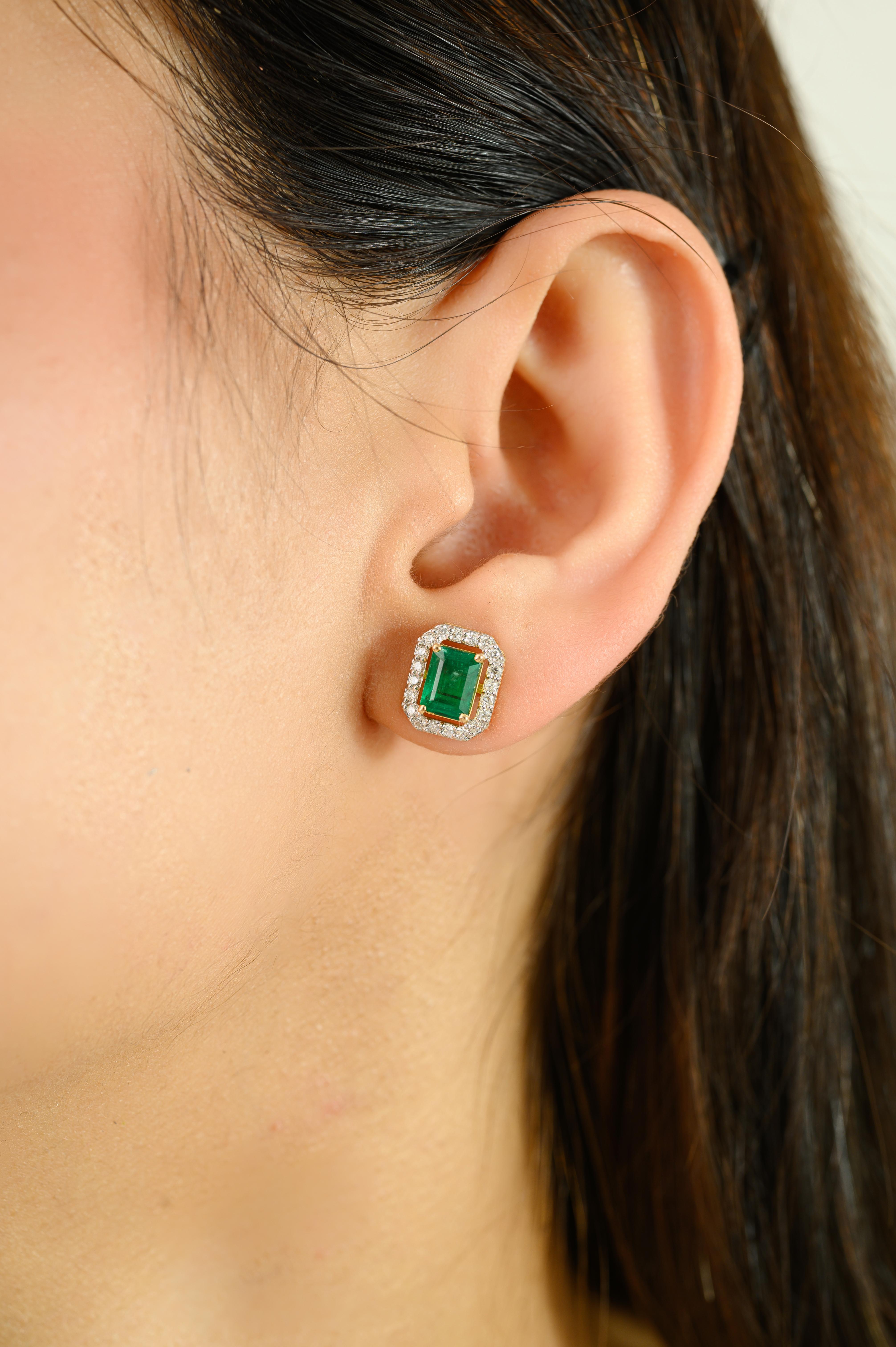 Atemporales pendientes florales de esmeralda talla octágono con halo de diamantes en oro de 18k en venta 2