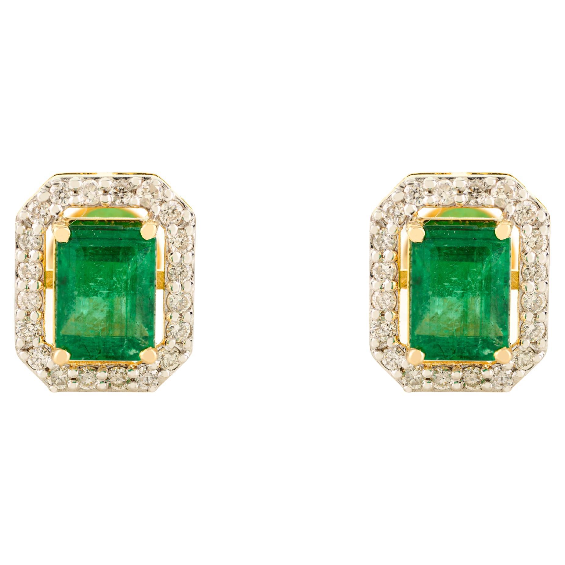 Atemporales pendientes florales de esmeralda talla octágono con halo de diamantes en oro de 18k en venta
