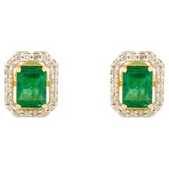 Atemporales pendientes florales de esmeralda talla octágono con halo de diamantes en oro de 18k