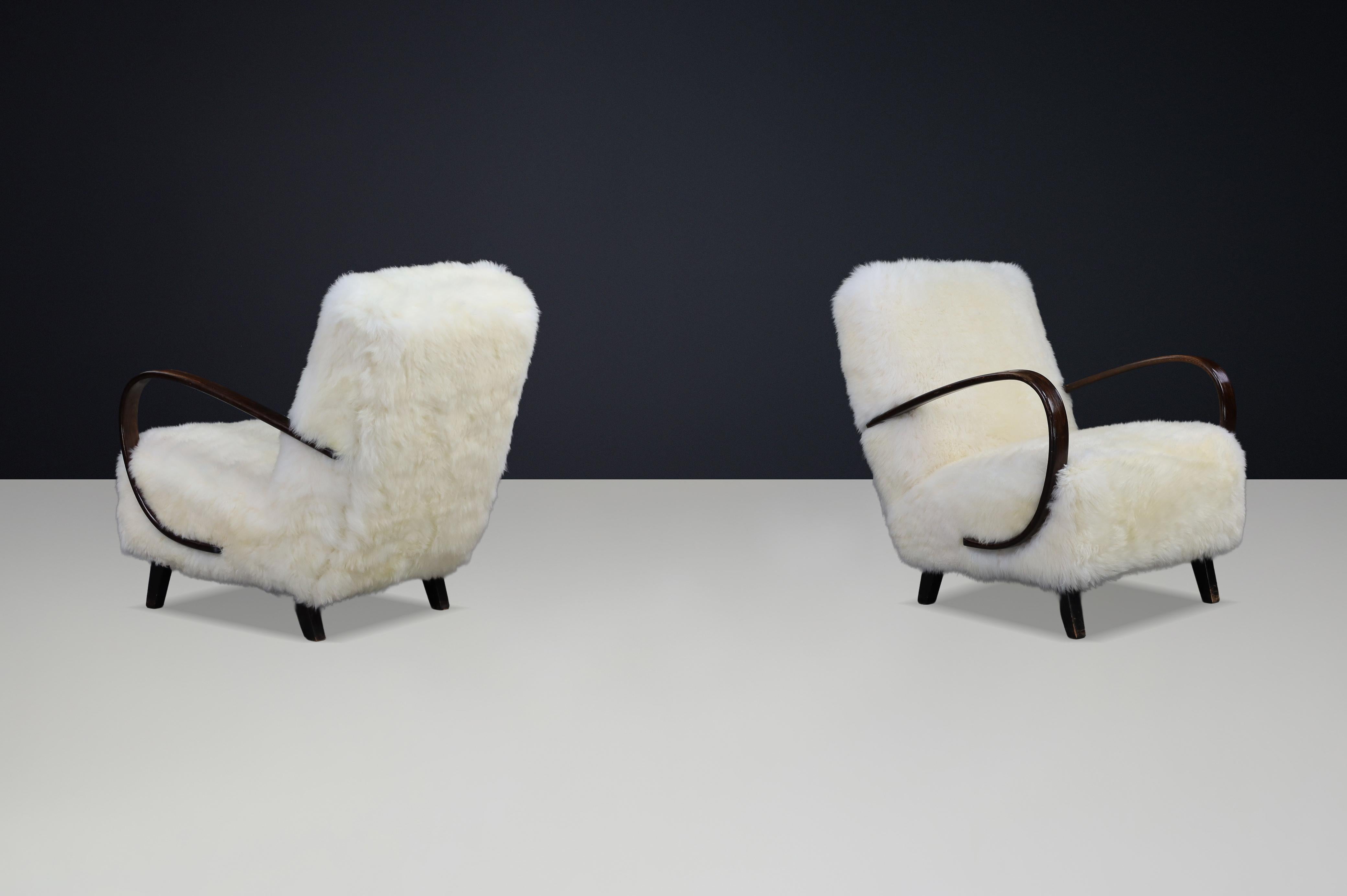 Timeless Pair of Jindřich Halabala Mid-Century Modern Sheepskin Lounge Chairs In Good Condition For Sale In Almelo, NL