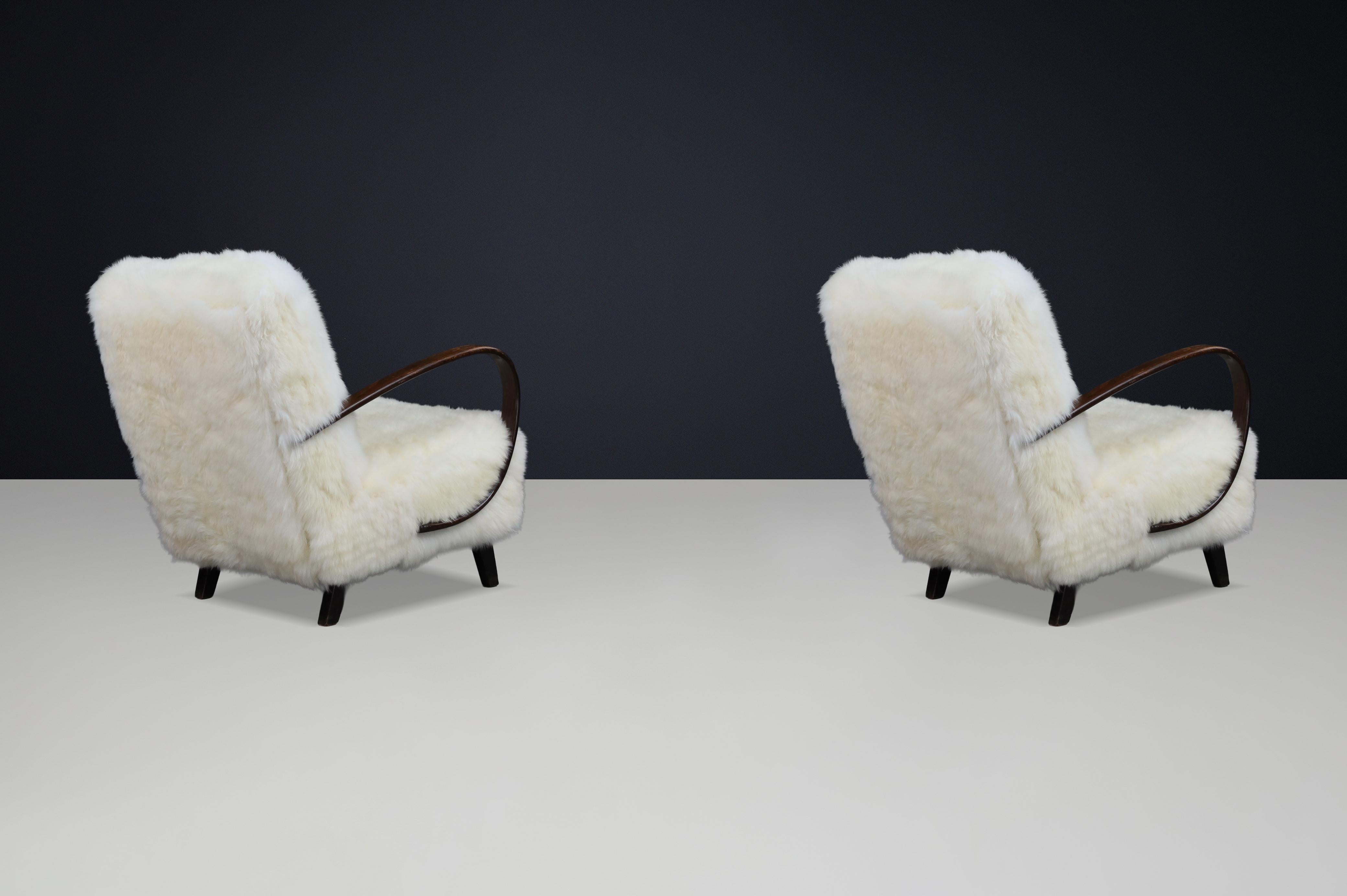 Timeless Pair of Jindřich Halabala Mid-Century Modern Sheepskin Lounge Chairs For Sale 1