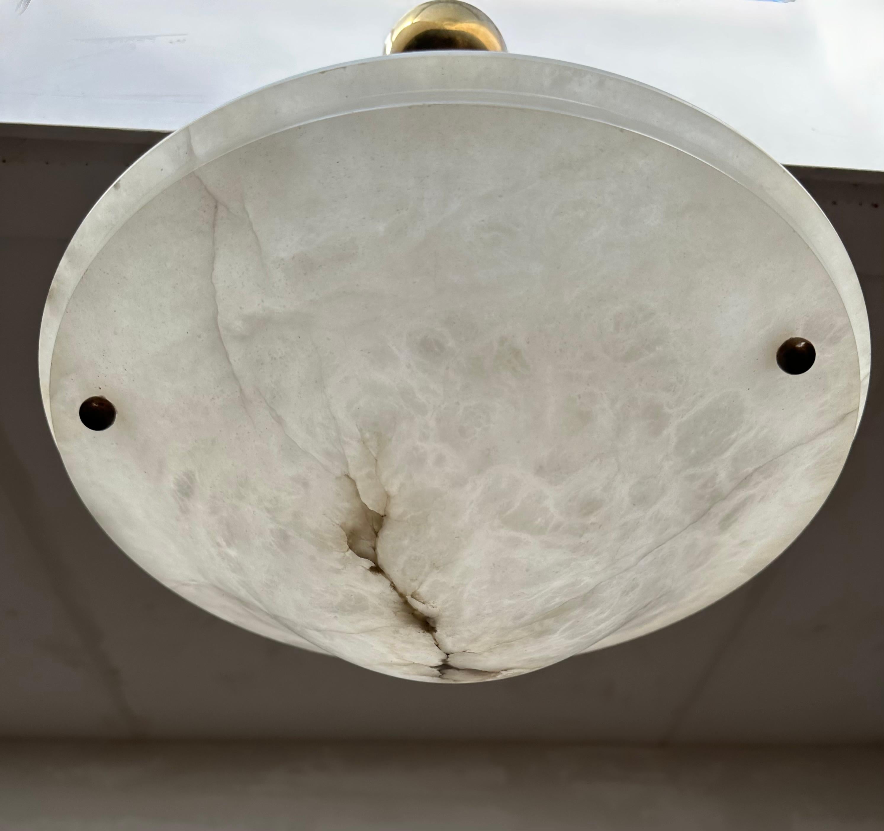 Zeitlose Midcentury Modern White Alabaster & Brass Flush Mount / Pendelleuchte im Angebot 9