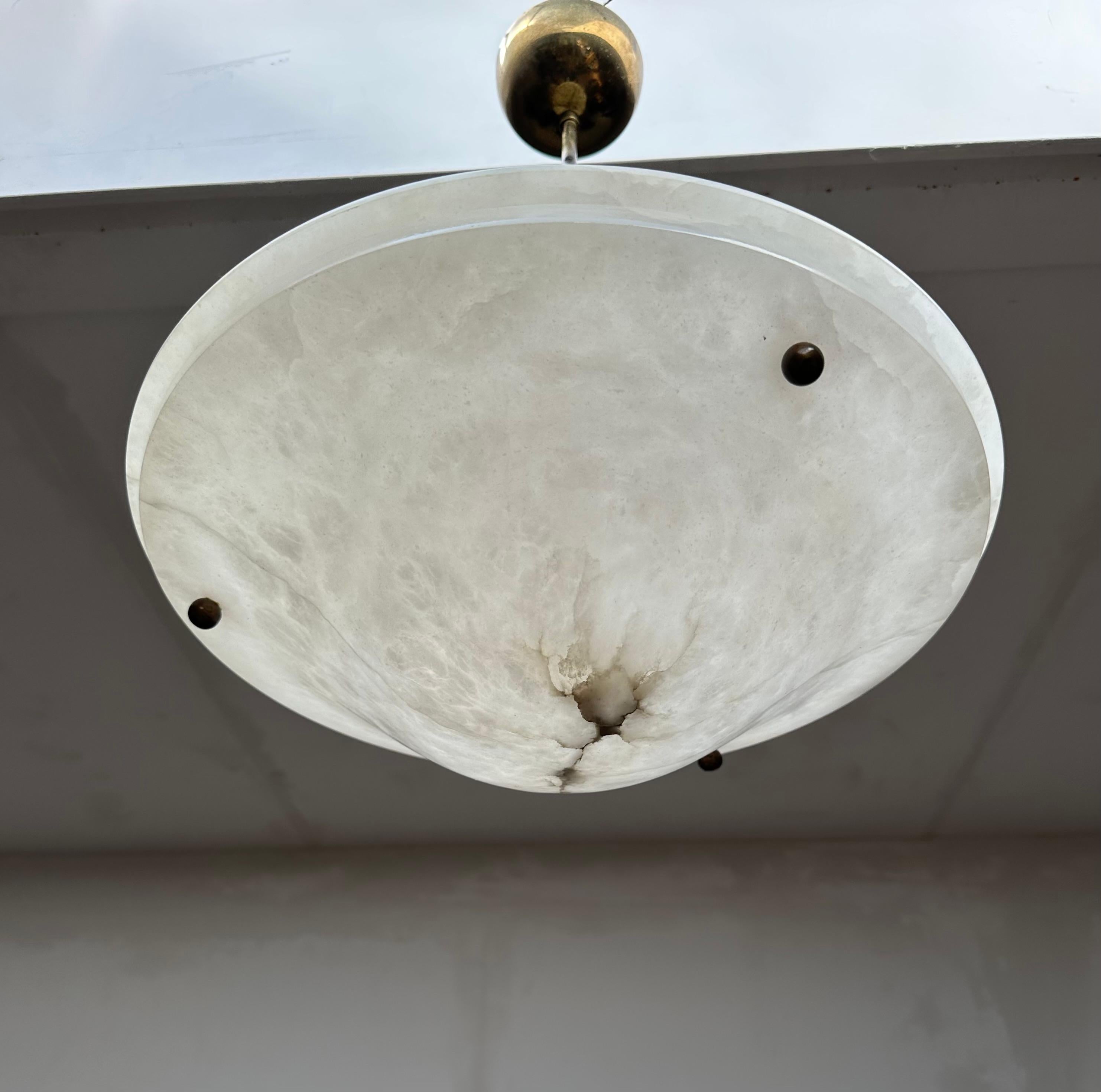 Zeitlose Midcentury Modern White Alabaster & Brass Flush Mount / Pendelleuchte (Europäisch) im Angebot