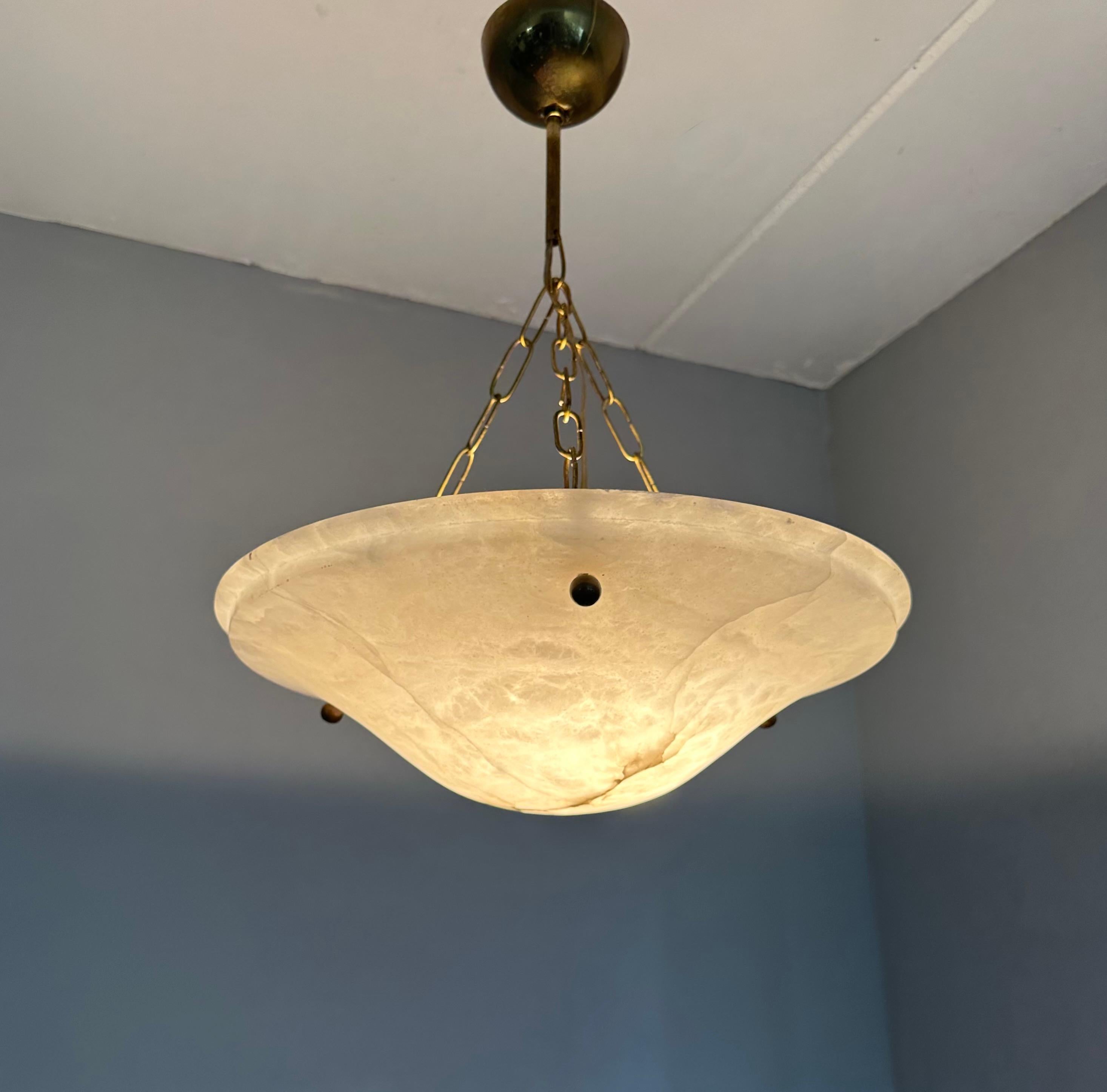 Zeitlose Midcentury Modern White Alabaster & Brass Flush Mount / Pendelleuchte (Moderne der Mitte des Jahrhunderts) im Angebot