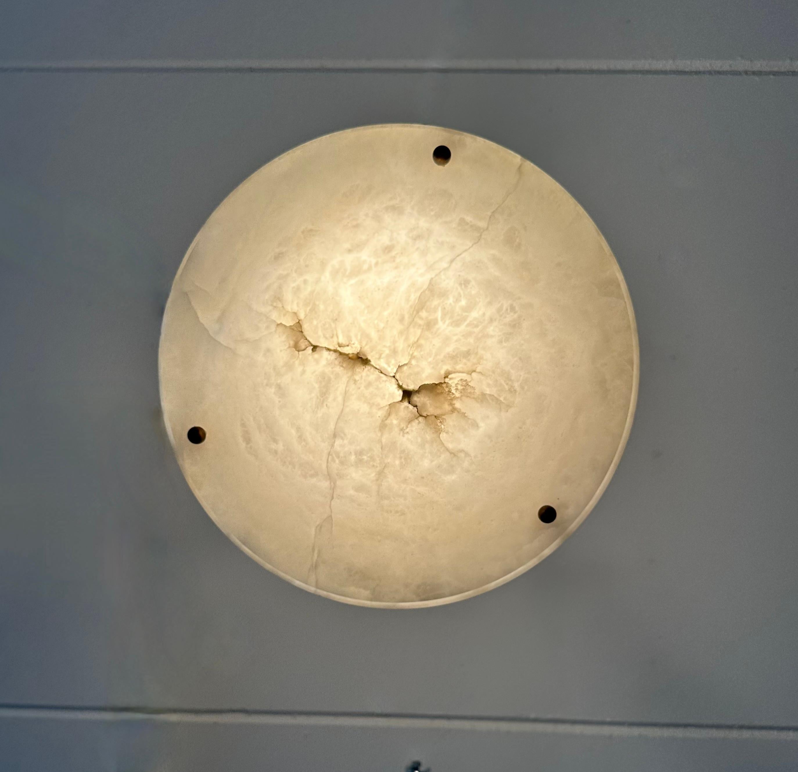 Zeitlose Midcentury Modern White Alabaster & Brass Flush Mount / Pendelleuchte (Handgeschnitzt) im Angebot
