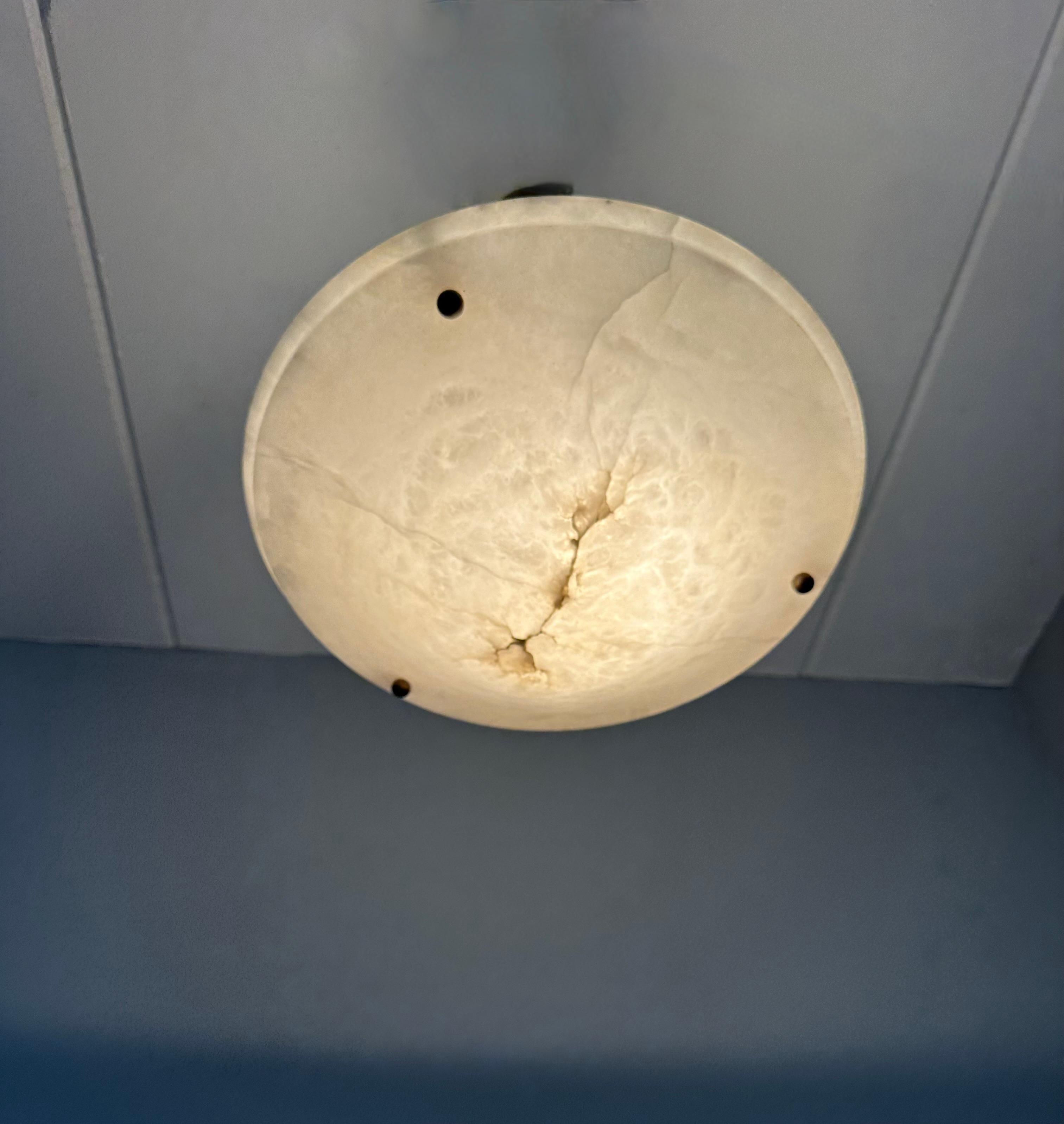 Zeitlose Midcentury Modern White Alabaster & Brass Flush Mount / Pendelleuchte im Zustand „Gut“ im Angebot in Lisse, NL