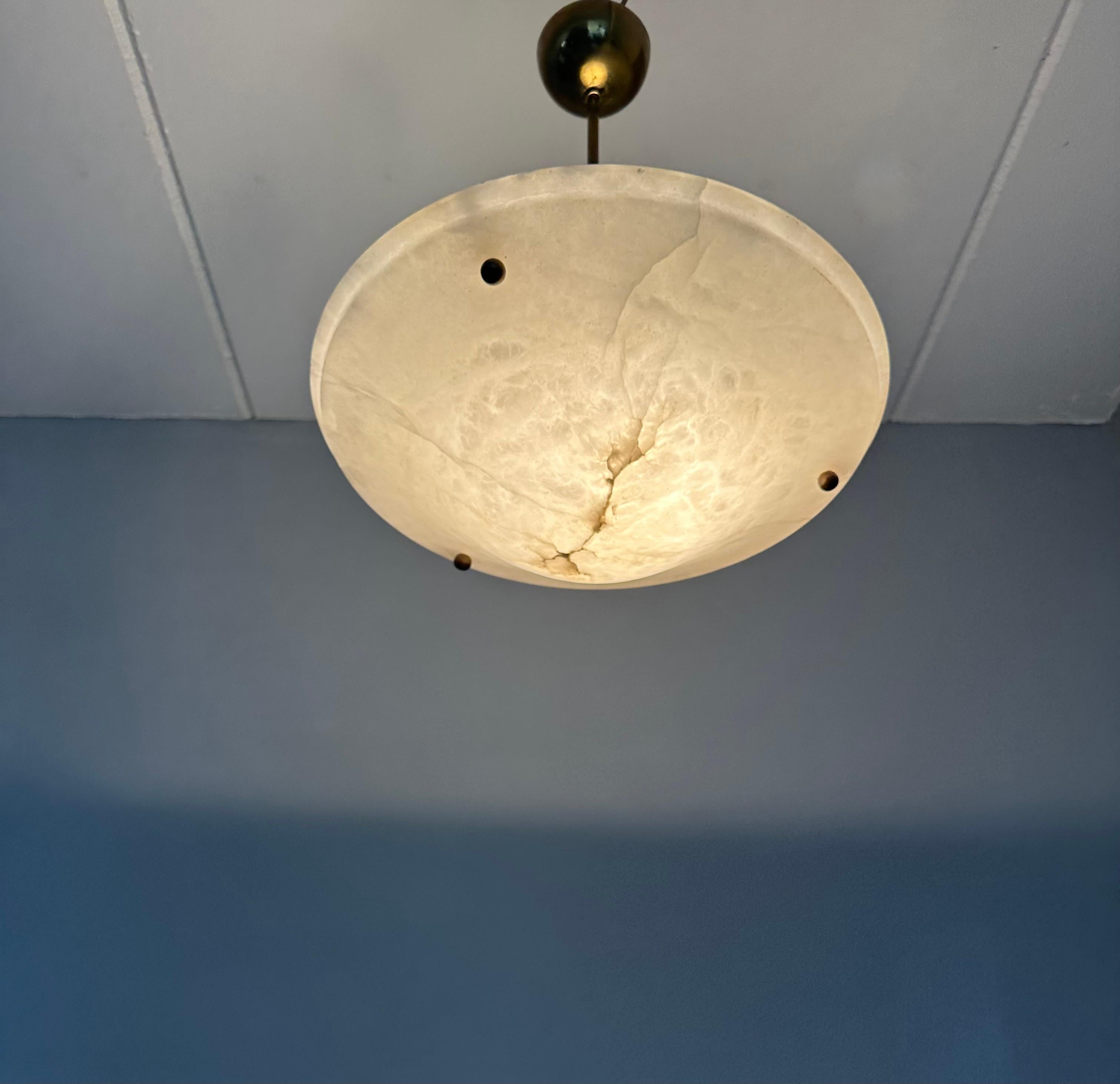 Zeitlose Midcentury Modern White Alabaster & Brass Flush Mount / Pendelleuchte (20. Jahrhundert) im Angebot