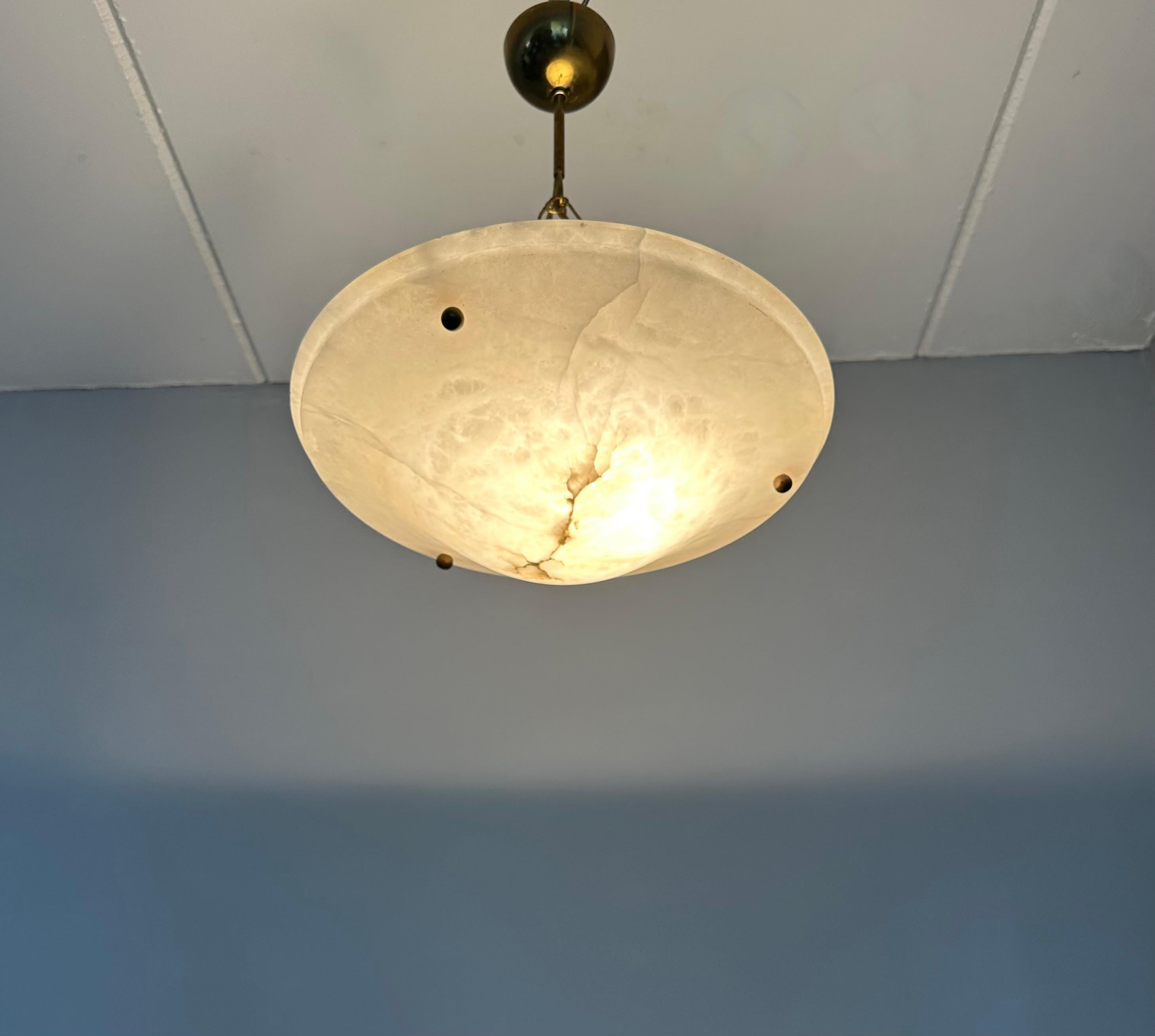 Zeitlose Midcentury Modern White Alabaster & Brass Flush Mount / Pendelleuchte (Metall) im Angebot