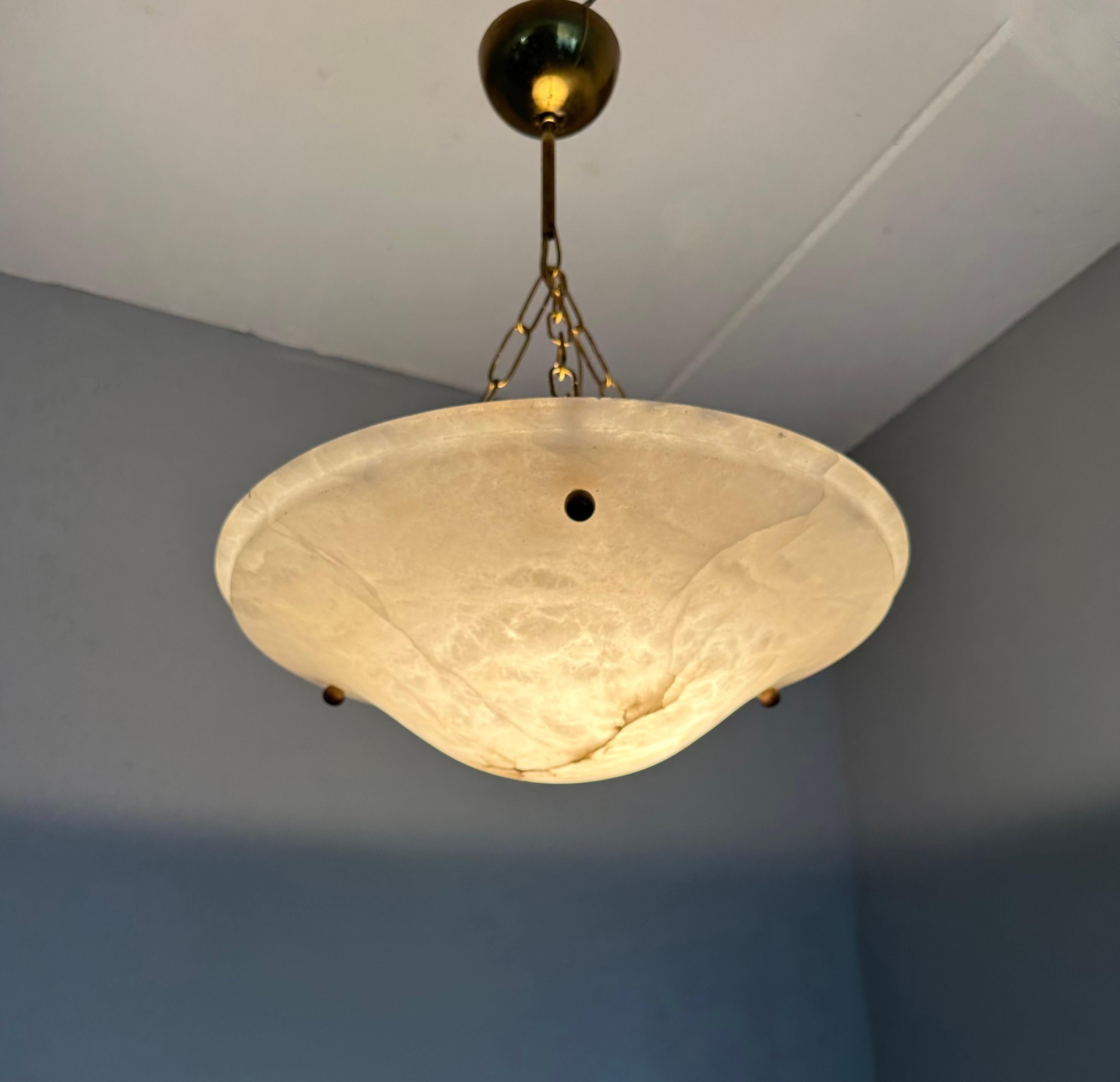 Zeitlose Midcentury Modern White Alabaster & Brass Flush Mount / Pendelleuchte im Angebot 1