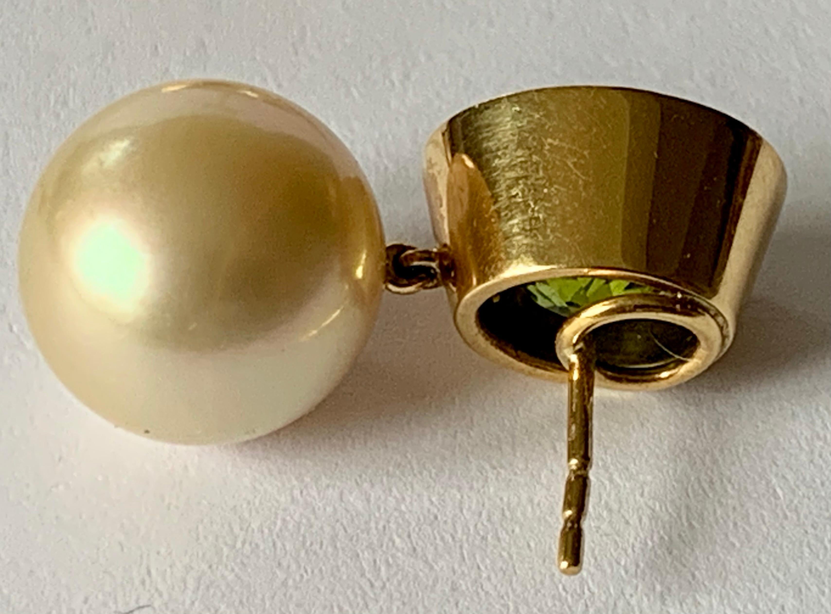 Timeless Peridot Golden South Sea Pearl Earrings 18 Karat Yellow Gold For Sale 4