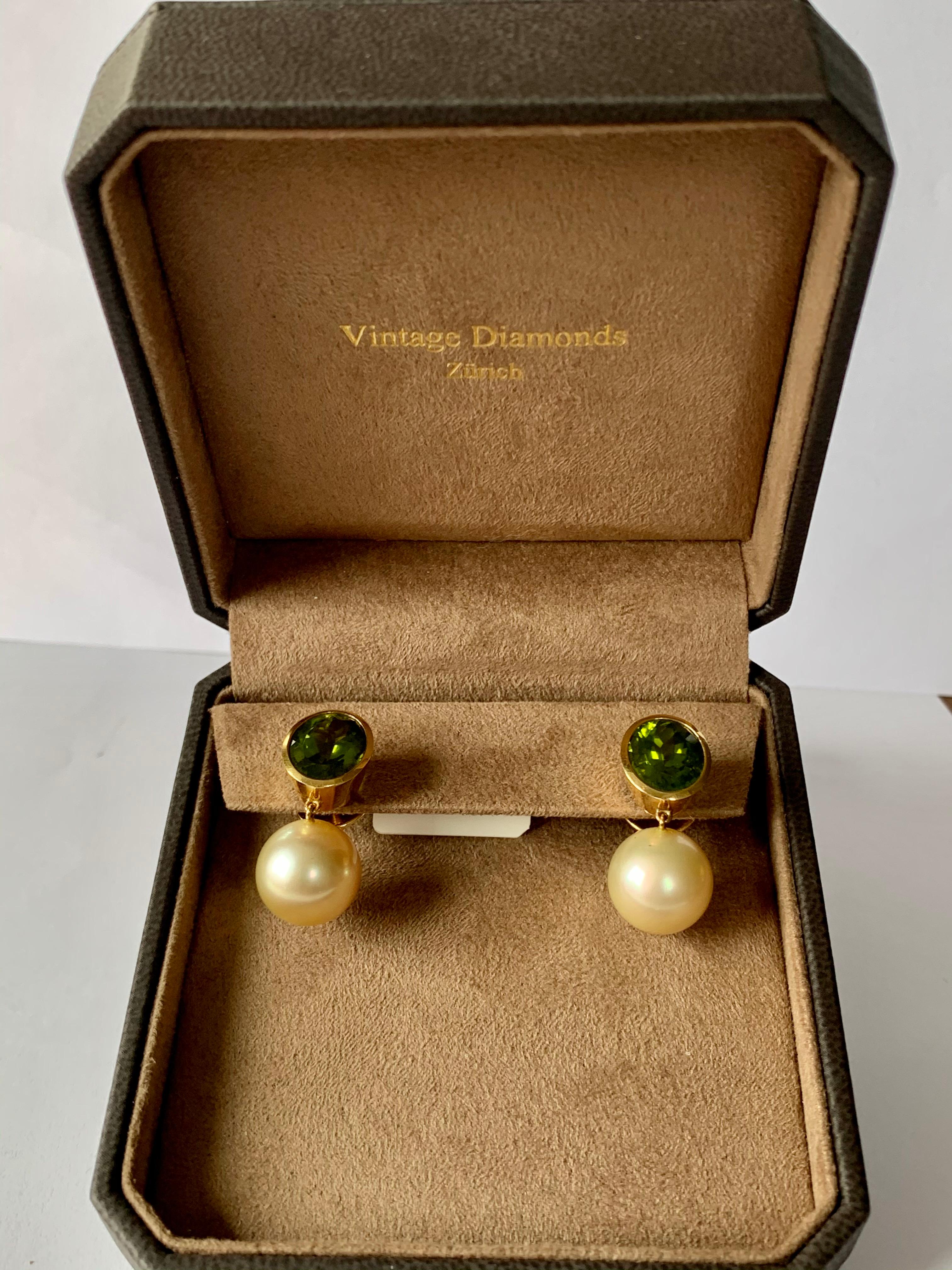 Contemporary Timeless Peridot Golden South Sea Pearl Earrings 18 Karat Yellow Gold For Sale