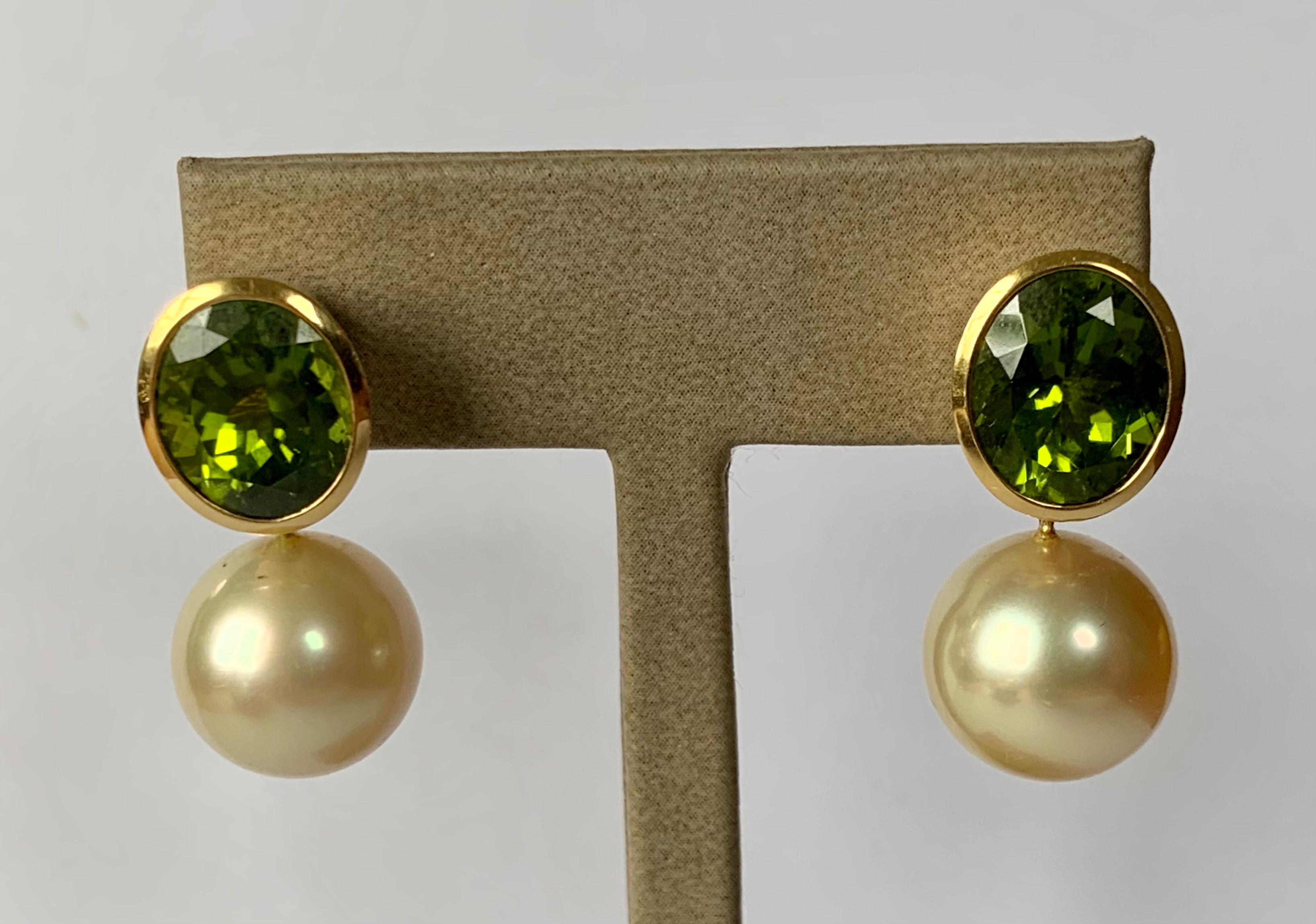 Timeless Peridot Golden South Sea Pearl Earrings 18 Karat Yellow Gold In Excellent Condition For Sale In Zurich, Zollstrasse