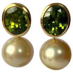 Boucles d'oreilles intemporelles en or jaune 18 carats avec péridots dorés et perles des mers du Sud