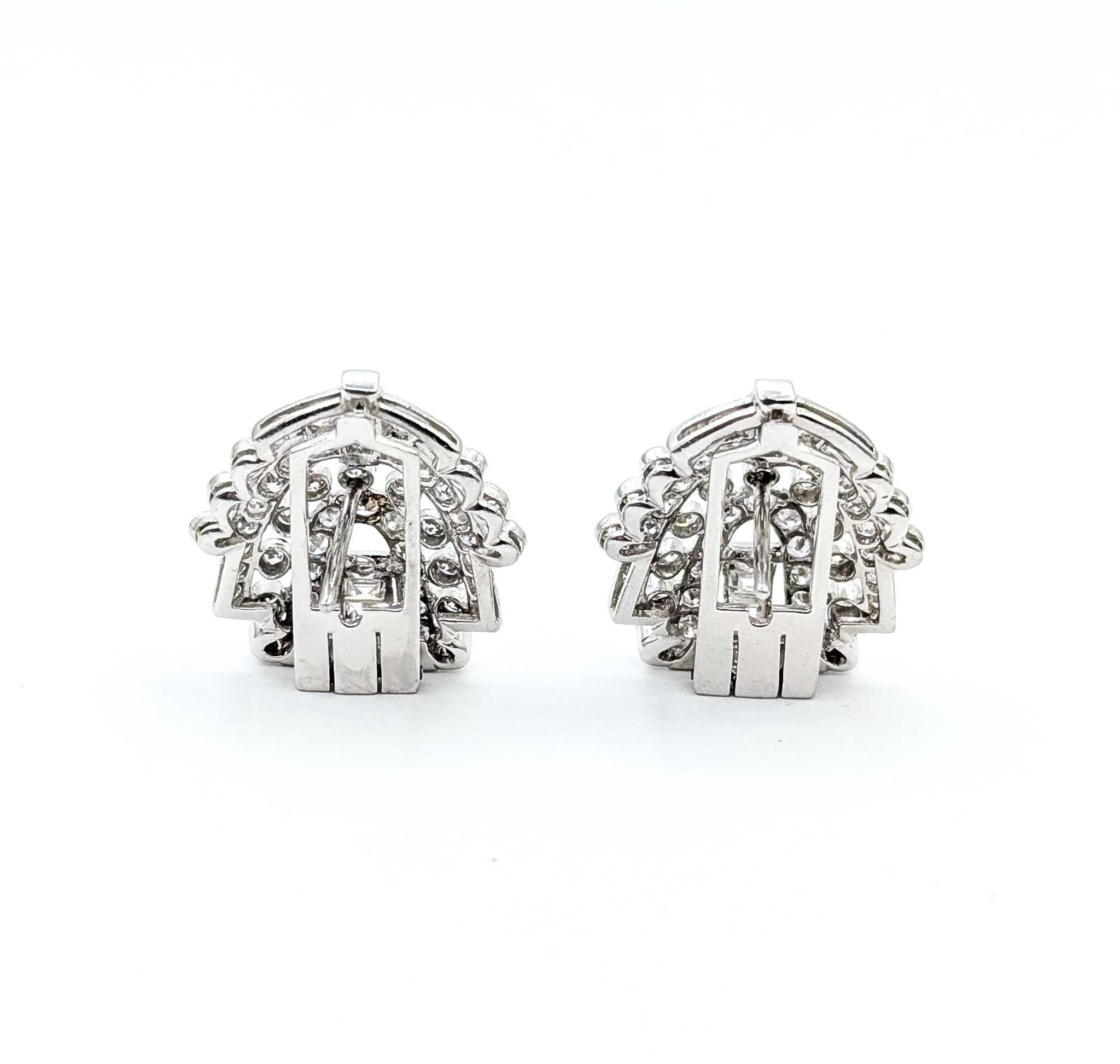 Timeless Platinum Diamond Earrings In Excellent Condition For Sale In Bloomington, MN