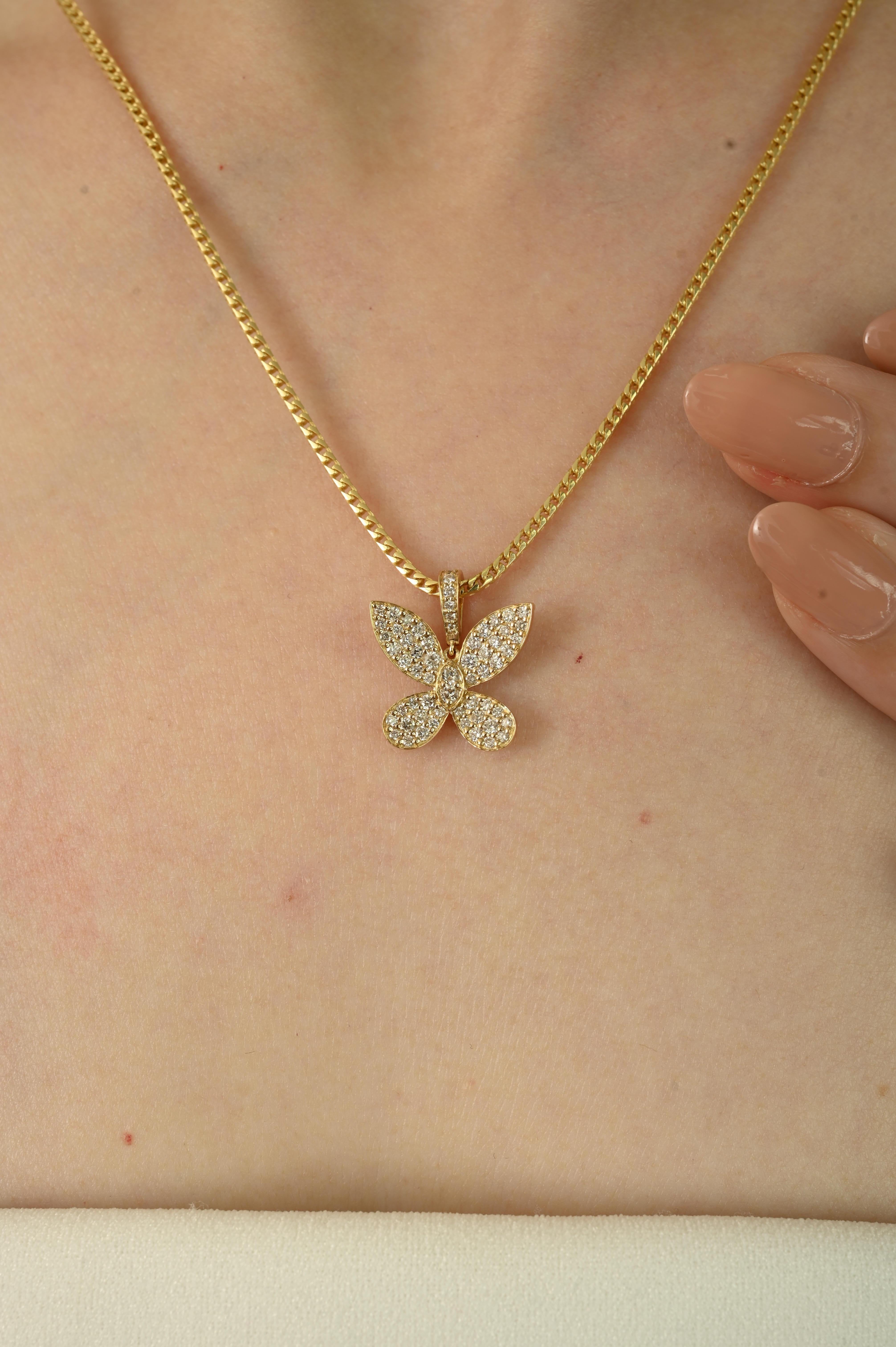 Este colgante de mariposa está bellamente elaborado en oro amarillo de 14k y acentuado con 0,49 quilates de diamantes redondos talla brillante. Cada ala está adornada con un brillante engaste de diamantes en pavé, creando una deslumbrante capa de