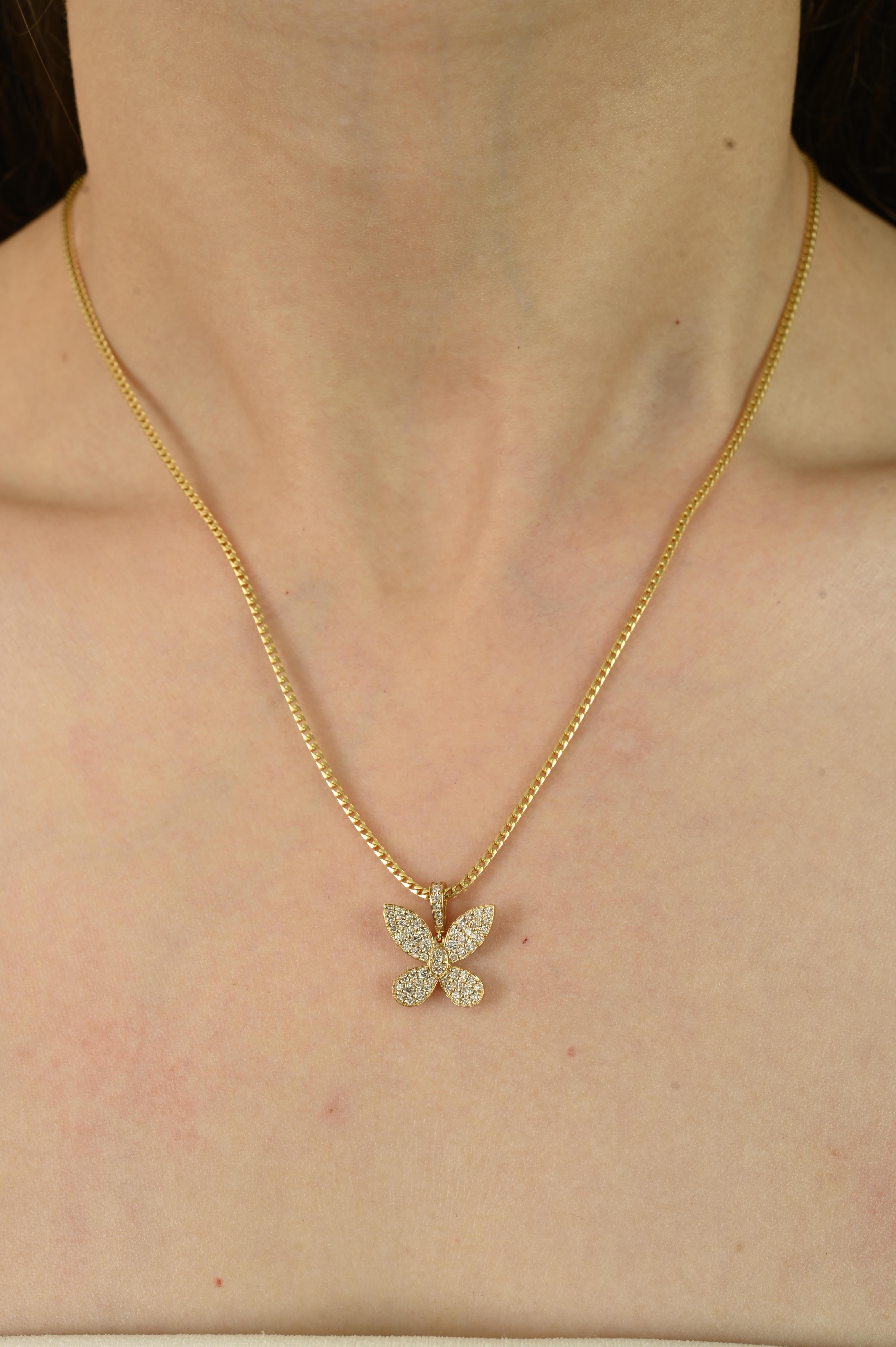 Colgante Mariposa Resplandor Intemporal con Diamantes Engastados en Oro Amarillo de 14k Corte redondo en venta