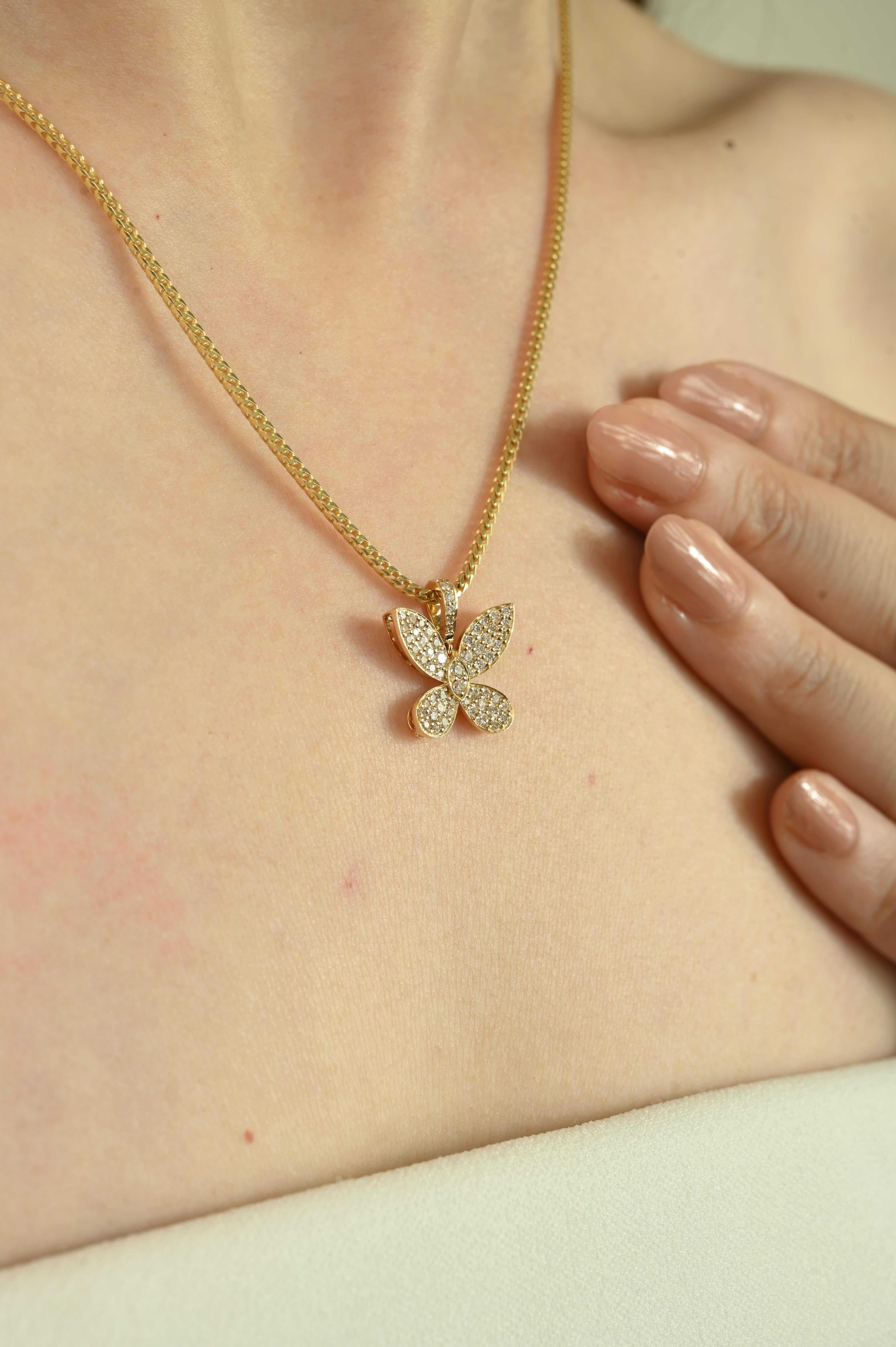 Colgante Mariposa Resplandor Intemporal con Diamantes Engastados en Oro Amarillo de 14k en venta 2
