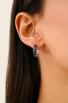 Zeitlos strahlende tiefblaue Saphir-Halbring-Ohrringe aus 14k Weißgold