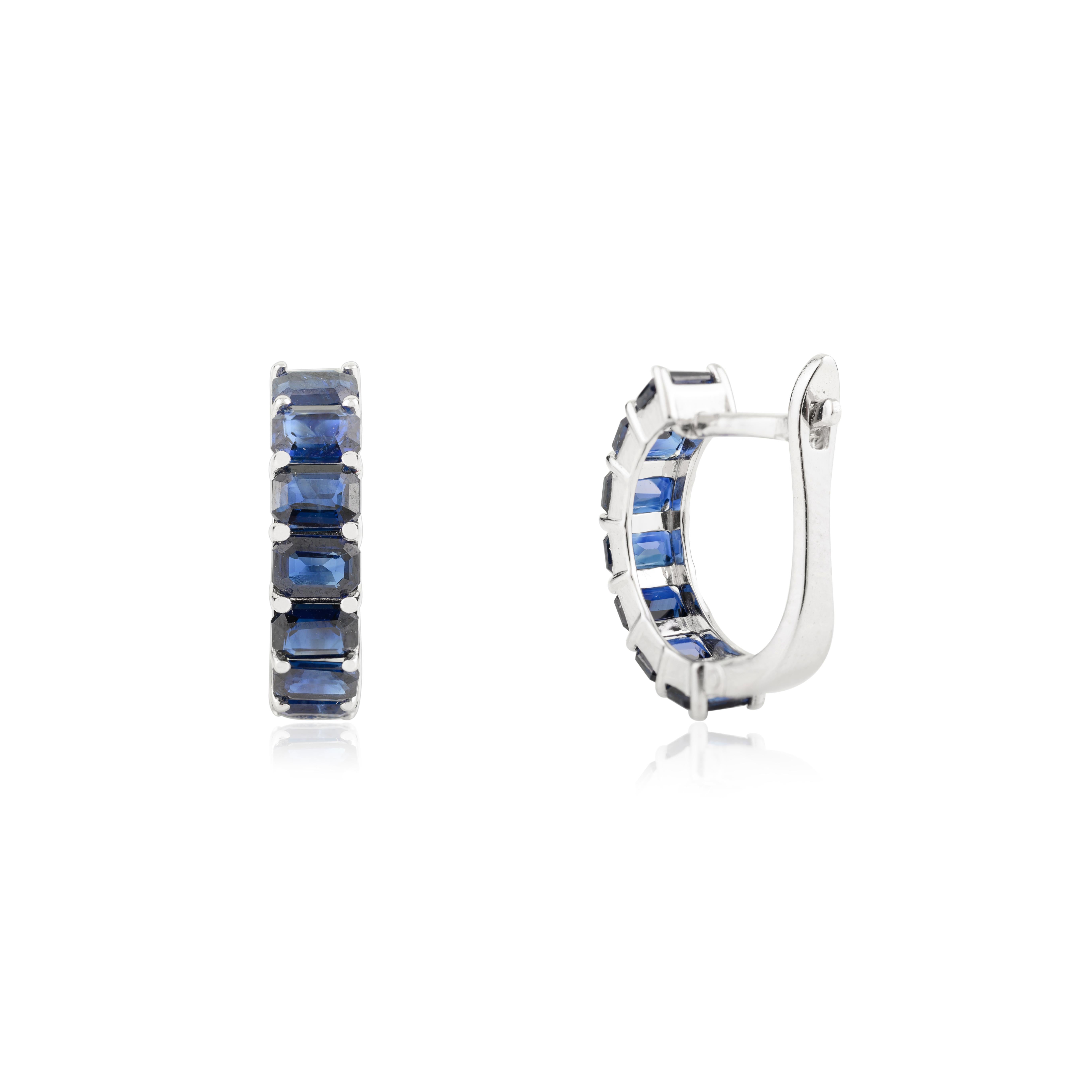 Zeitlos strahlende tiefblaue Saphir-Halbring-Ohrringe aus 14k Weißgold im Zustand „Neu“ im Angebot in New York, NY