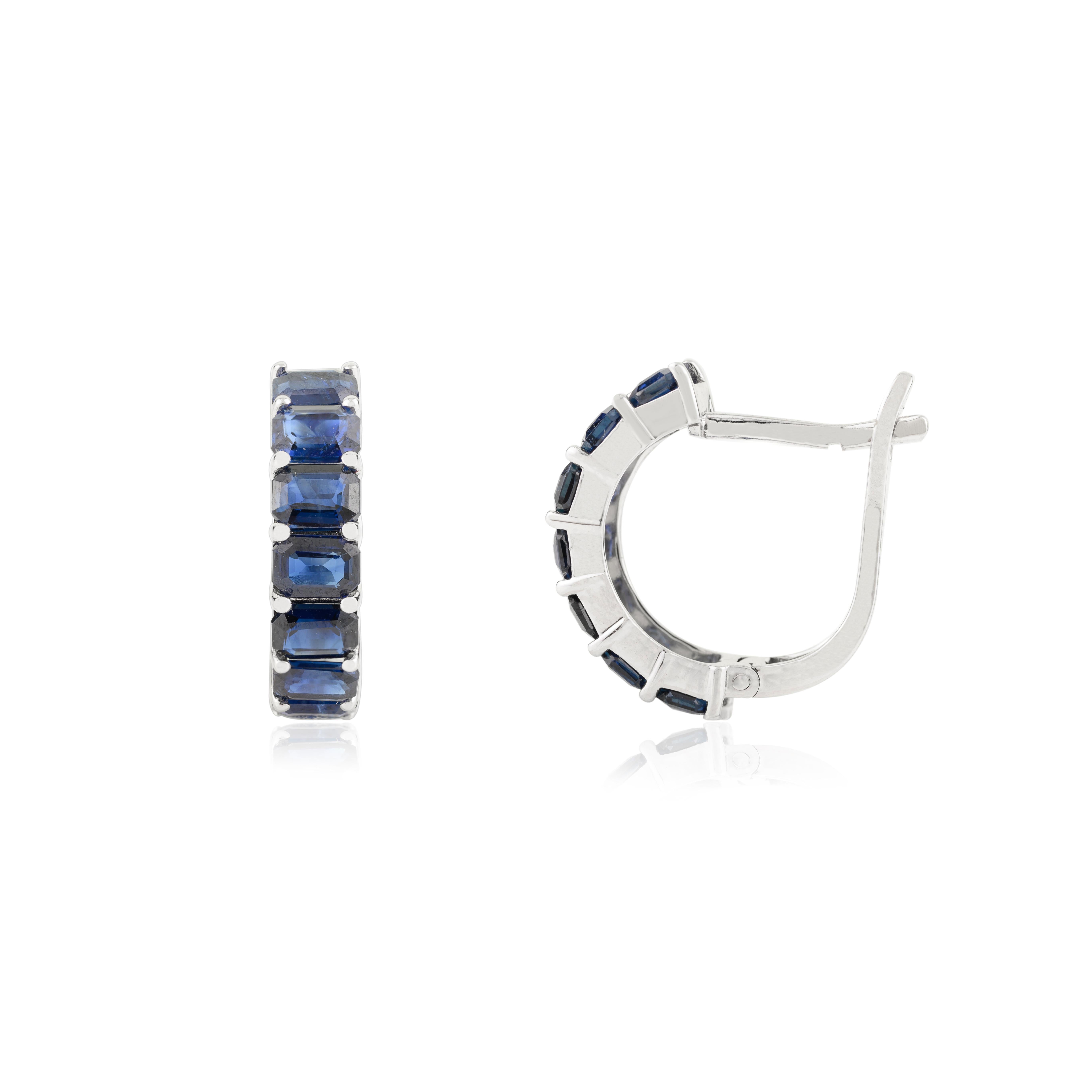 Zeitlos strahlende tiefblaue Saphir-Halbring-Ohrringe aus 14k Weißgold im Angebot 1
