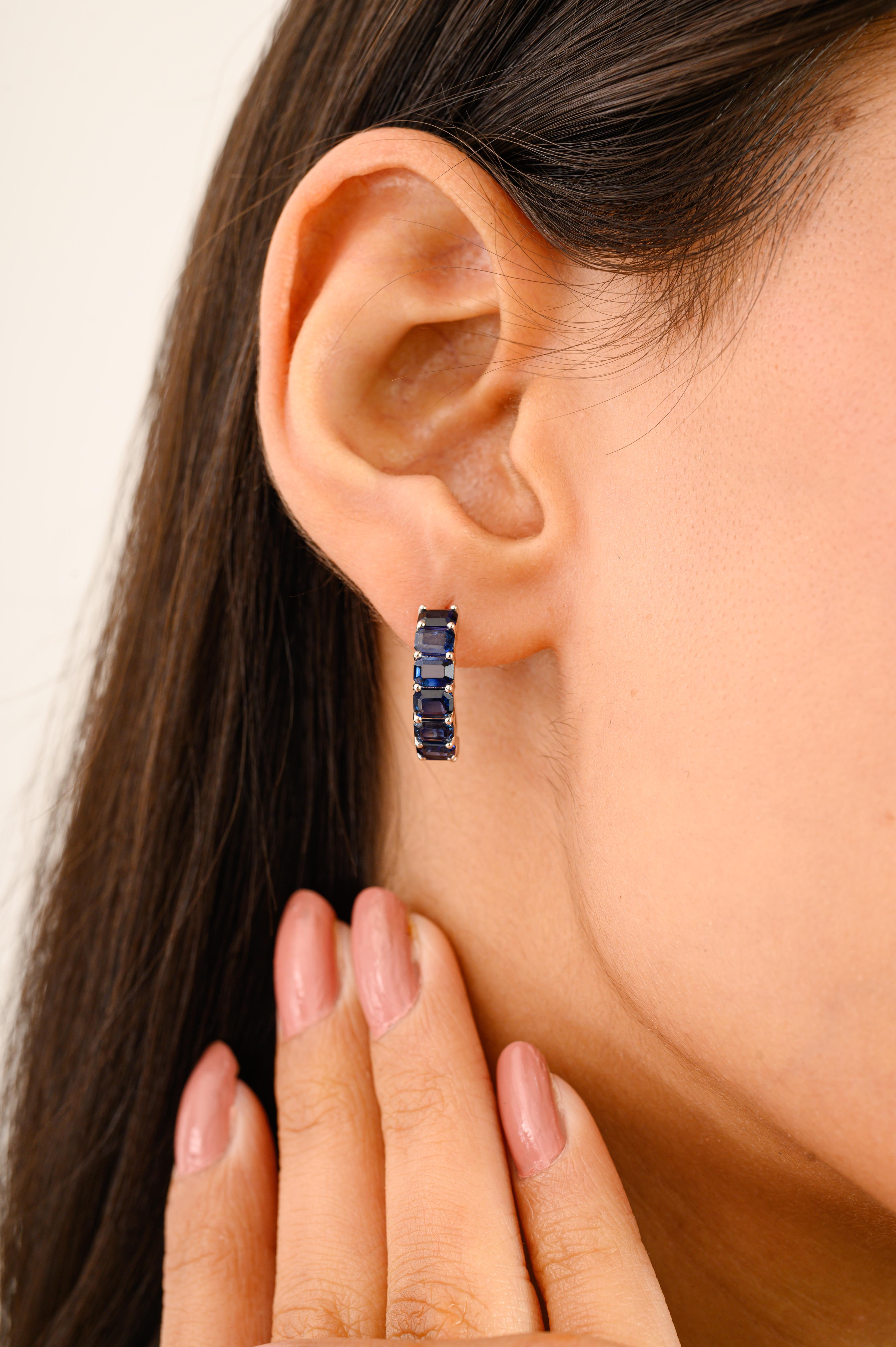 Zeitlos strahlende tiefblaue Saphir-Halbring-Ohrringe aus 14k Weißgold im Angebot 2
