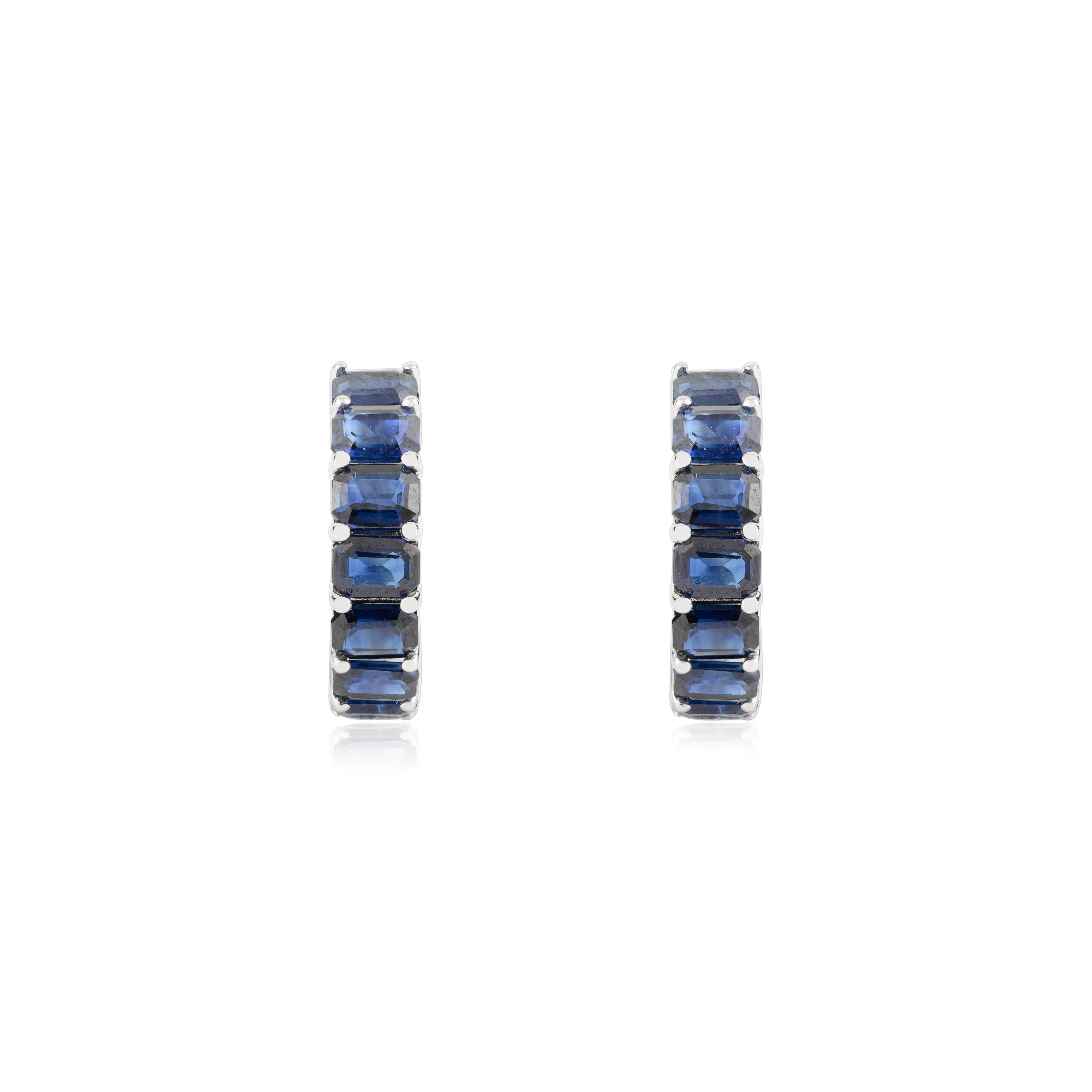Zeitlos strahlende tiefblaue Saphir-Halbring-Ohrringe aus 14k Weißgold im Angebot 3