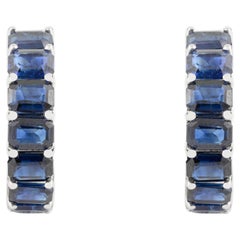 Zeitlos strahlende tiefblaue Saphir-Halbring-Ohrringe aus 14k Weißgold