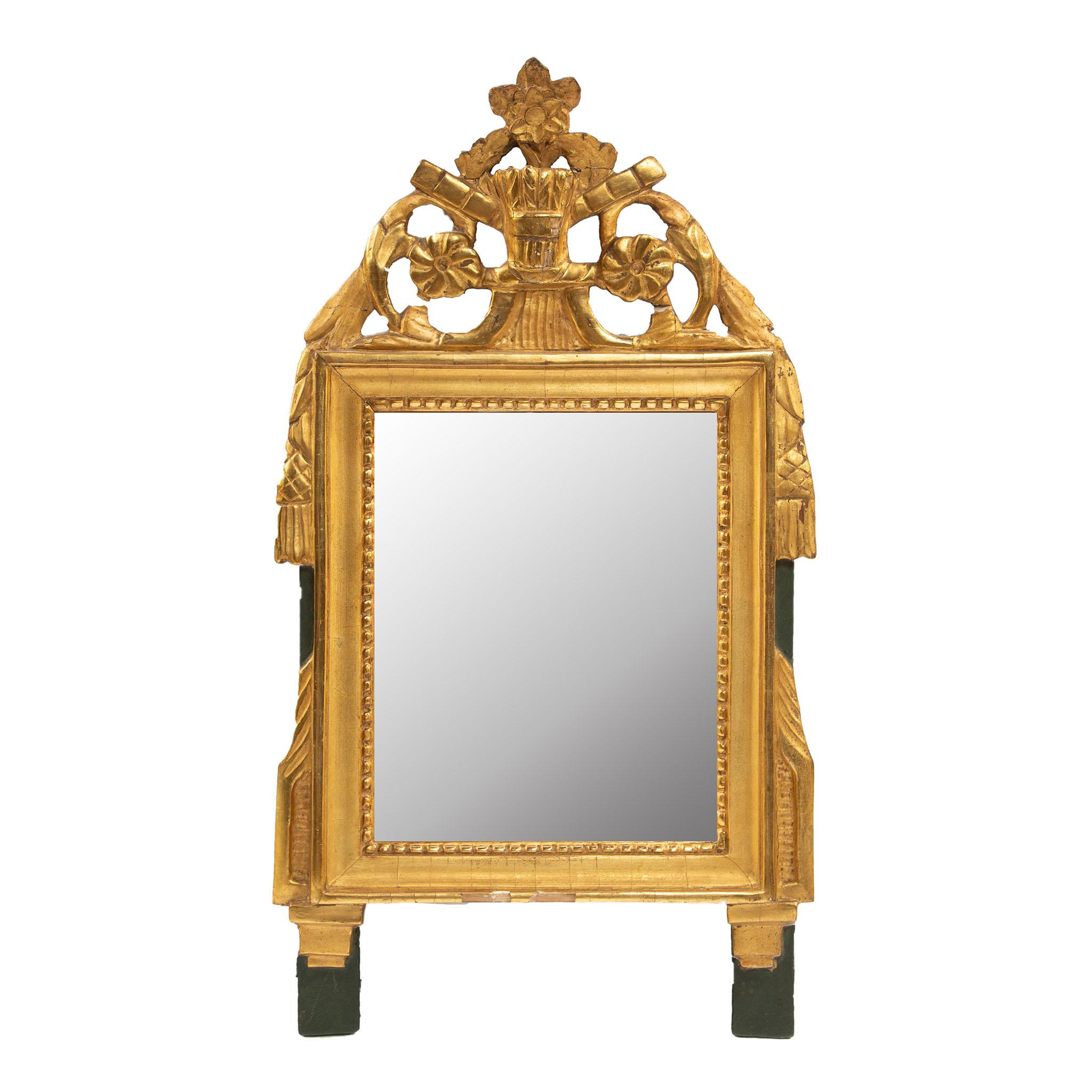 Specchio francese del XIX secolo intagliato e in legno dorato

Un affascinante specchio francese del XIX secolo in legno dorato, finemente intagliato con un cesto di fiori e nastri sulla cresta, affiancato da volute floreali e fogliate, il tutto