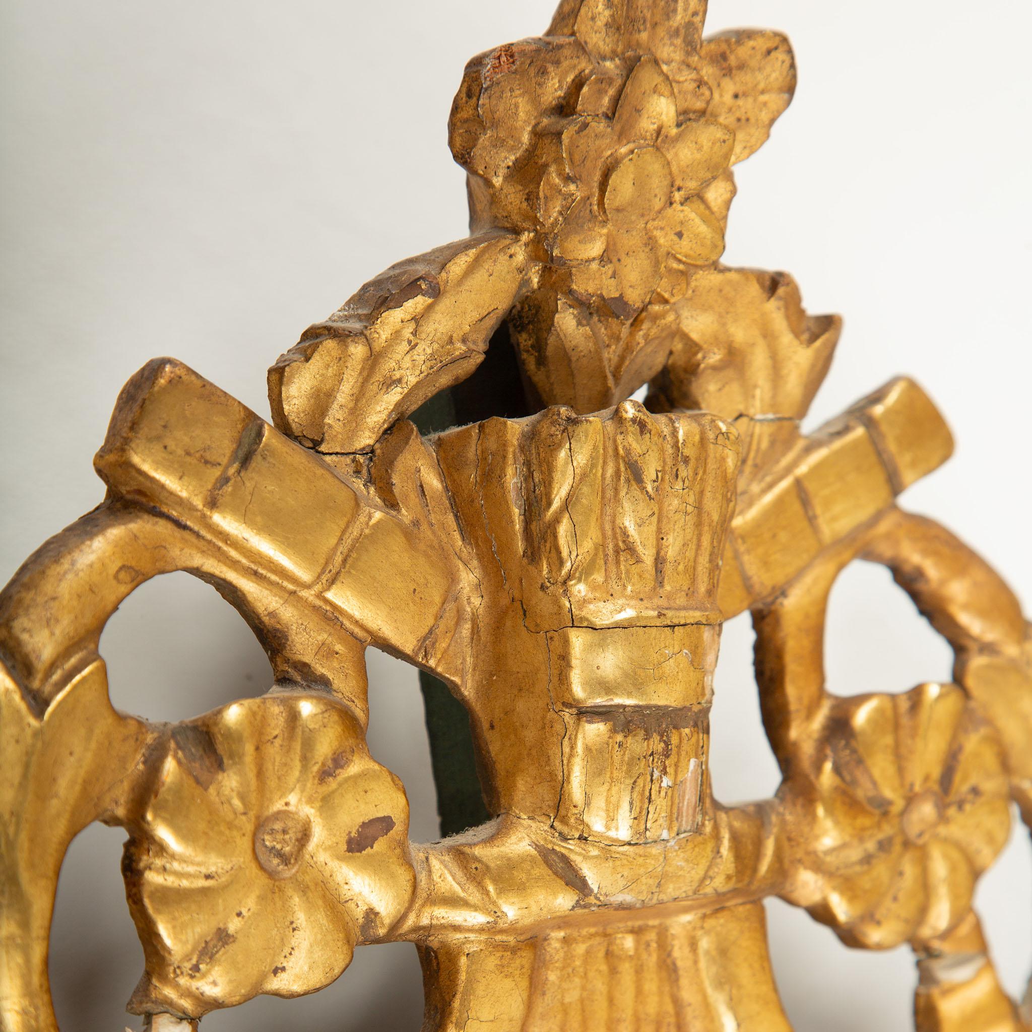 Neoclassico Riflessi senza tempo: Specchio neoclassico in legno dorato del XIX secolo in vendita