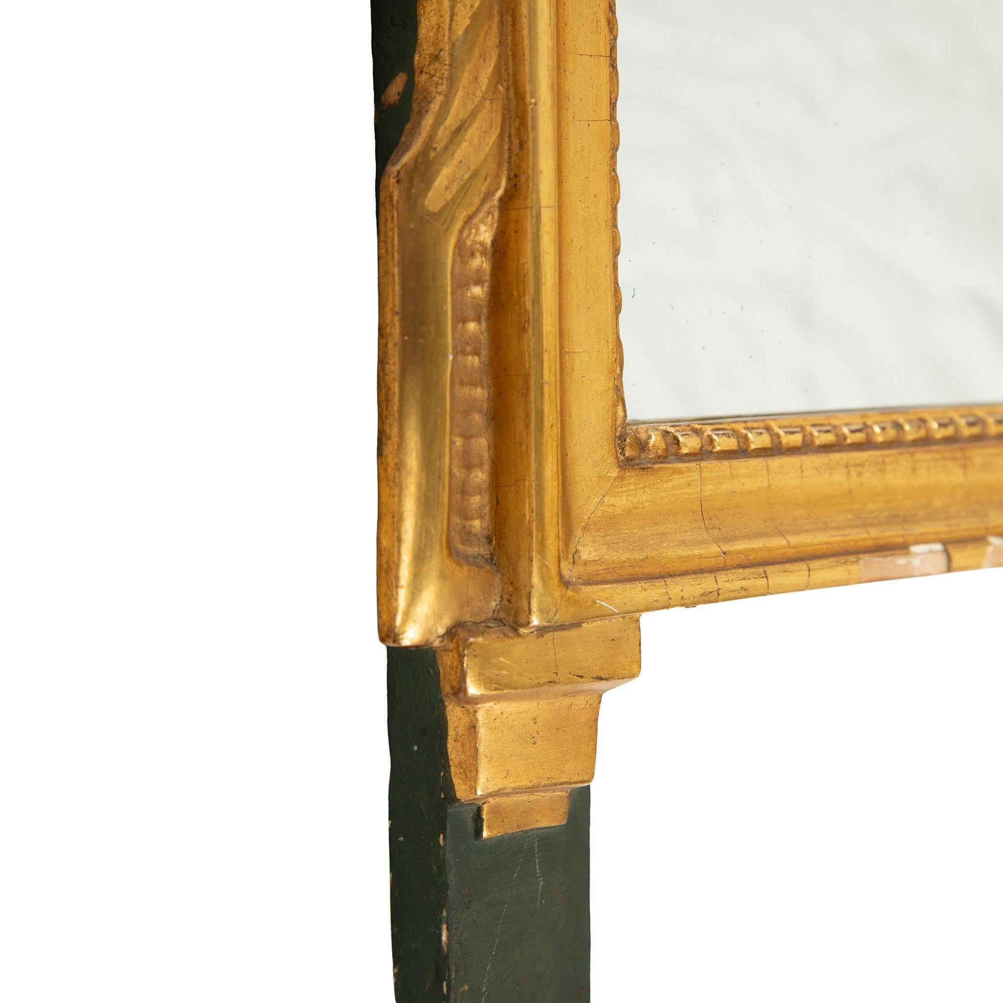 Francese Riflessi senza tempo: Specchio neoclassico in legno dorato del XIX secolo in vendita