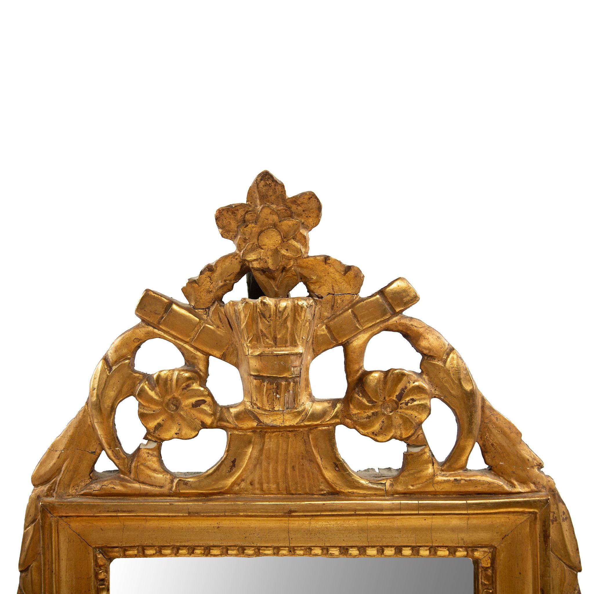 Riflessi senza tempo: Specchio neoclassico in legno dorato del XIX secolo In condizioni ottime in vendita a New York, NY