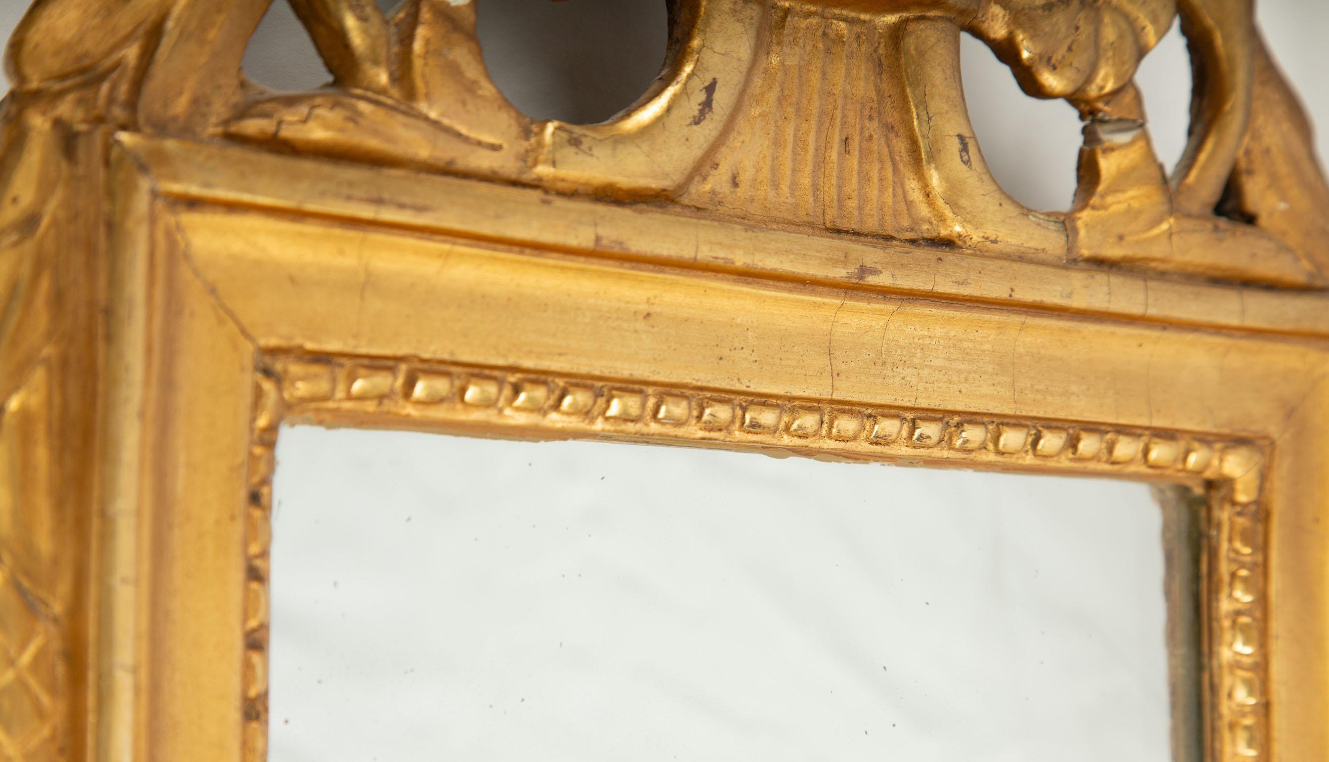 Legno dorato Riflessi senza tempo: Specchio neoclassico in legno dorato del XIX secolo in vendita