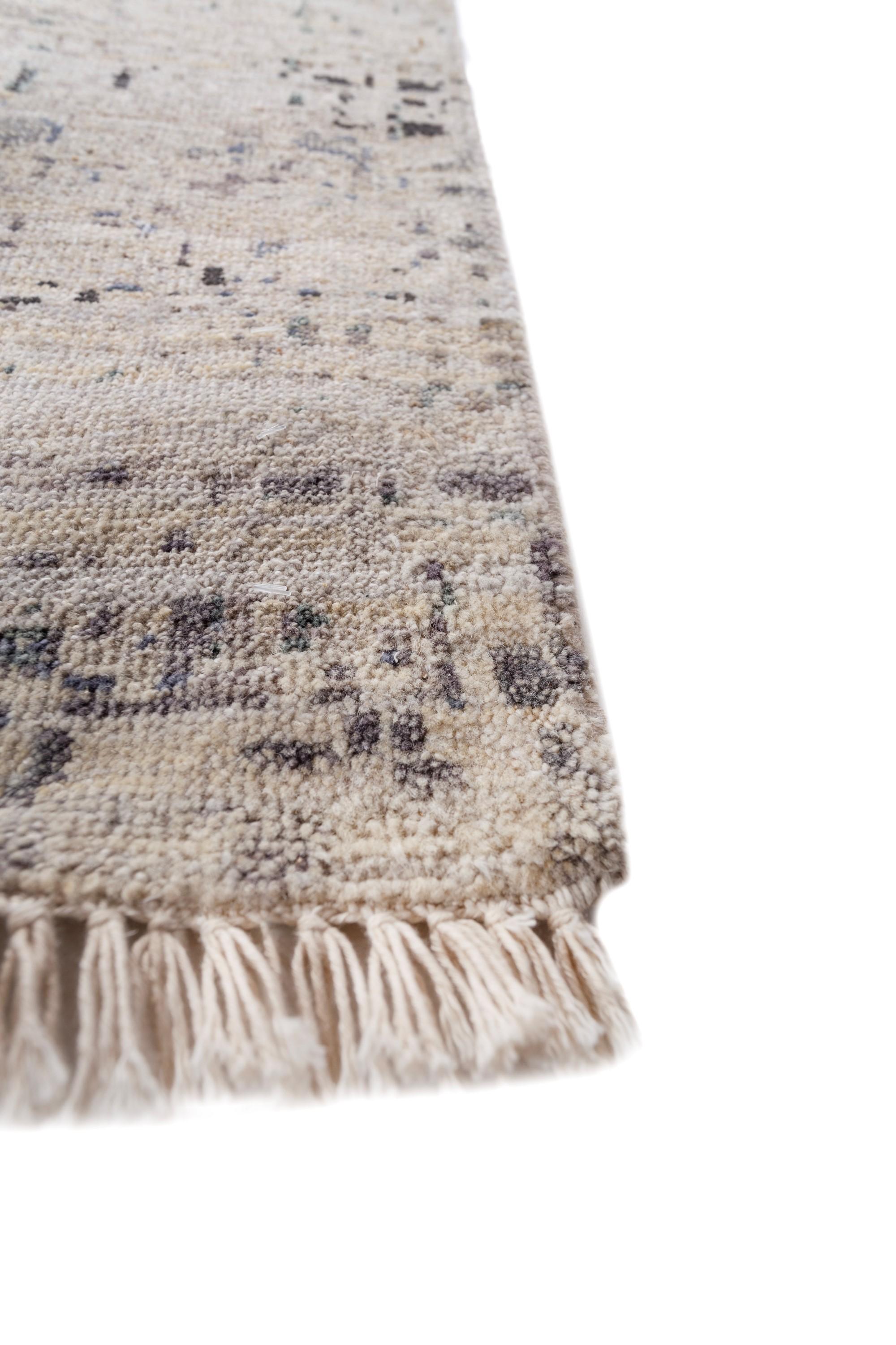 Embarquez pour un voyage dans le temps avec ce tapis transitionnel noué à la main et méticuleusement fabriqué dans l'Inde rurale. Son fond blanc et sa bordure en lin fusionnent harmonieusement l'héritage et le style de vie moderne, faisant revivre