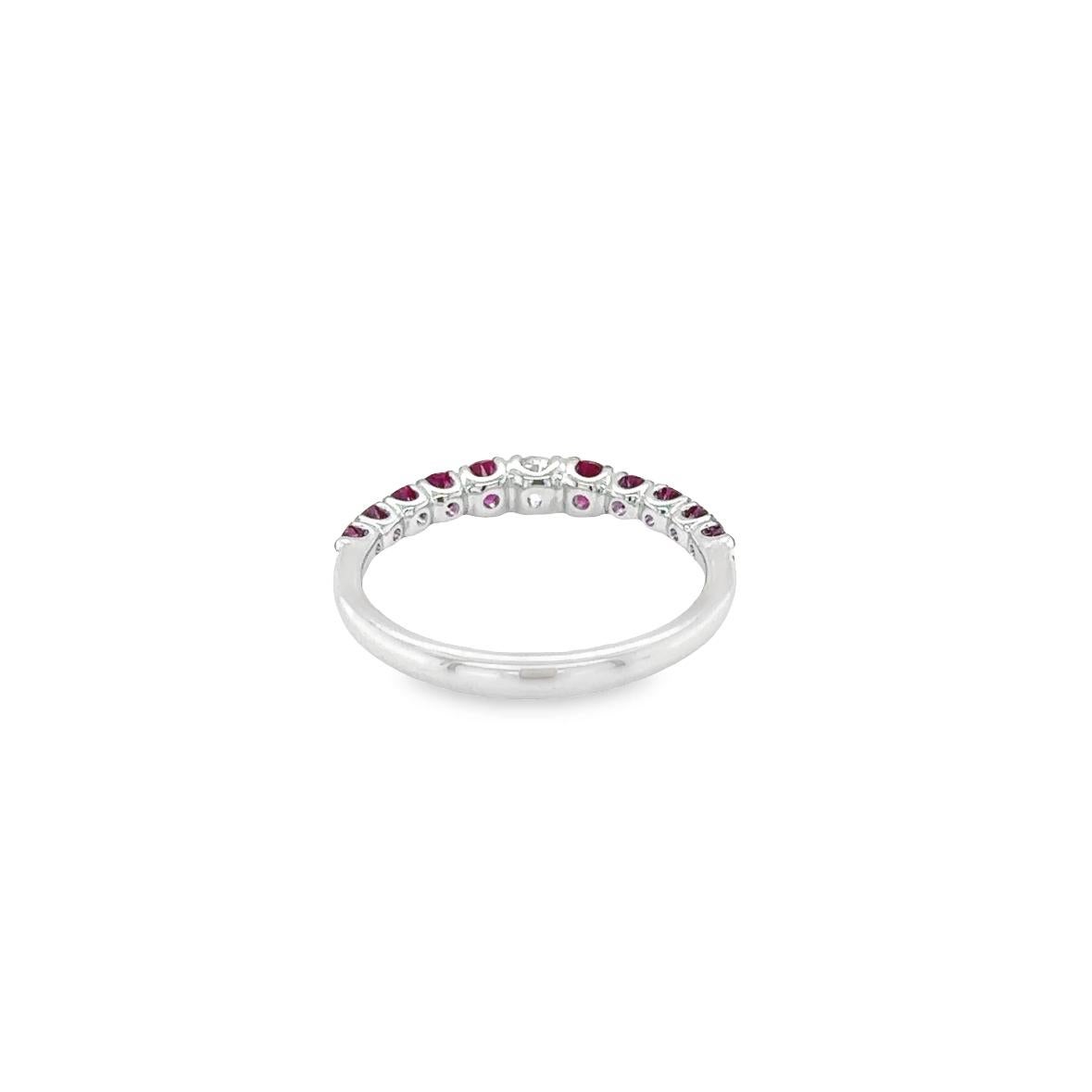 Contemporary Timeless Ring In Yellow Gold For Sale