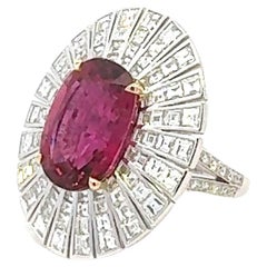 Anillo intemporal de oro blanco de 18 quilates con rubí y diamantes para ella