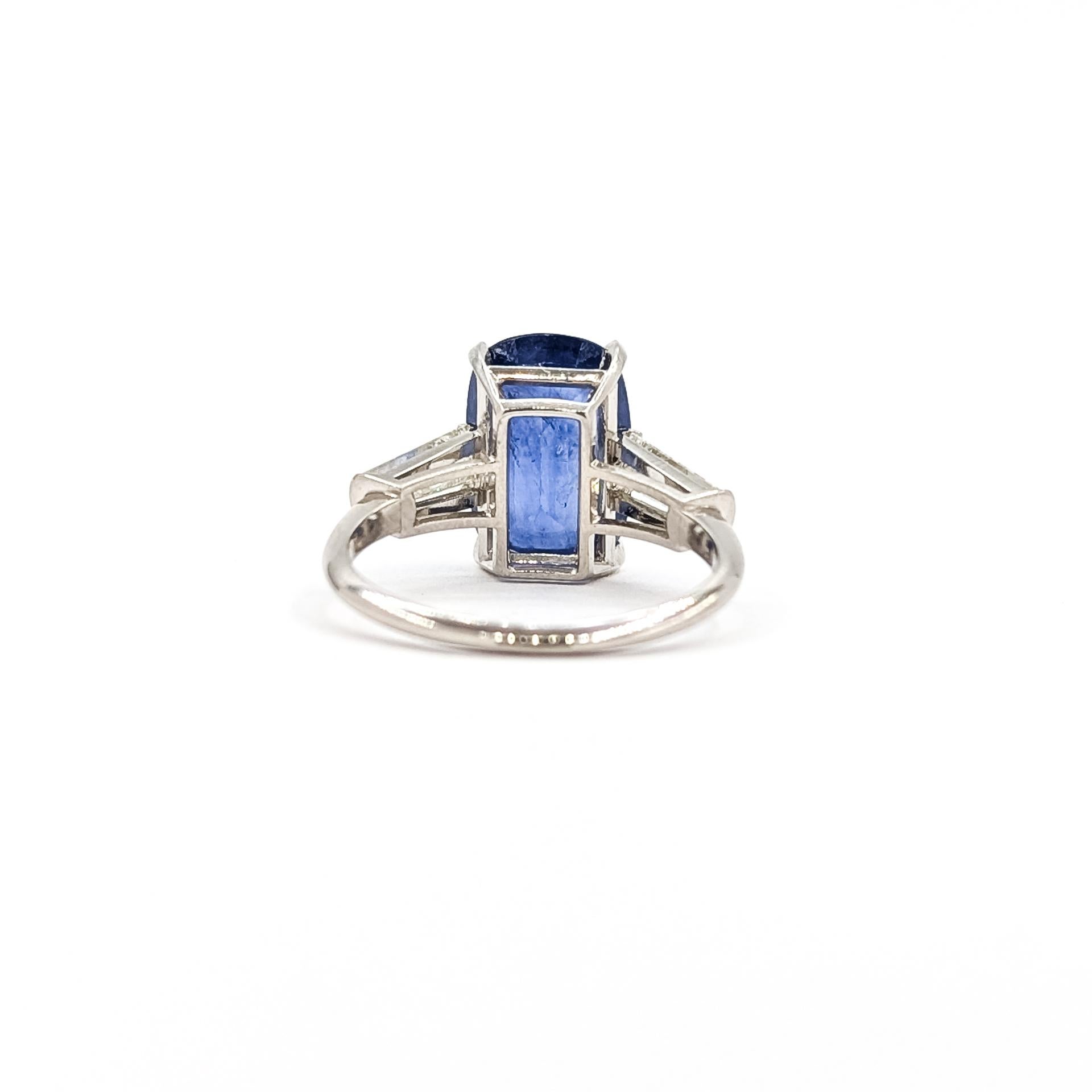Bague intemporelle en saphir et diamant en platine en vente 2