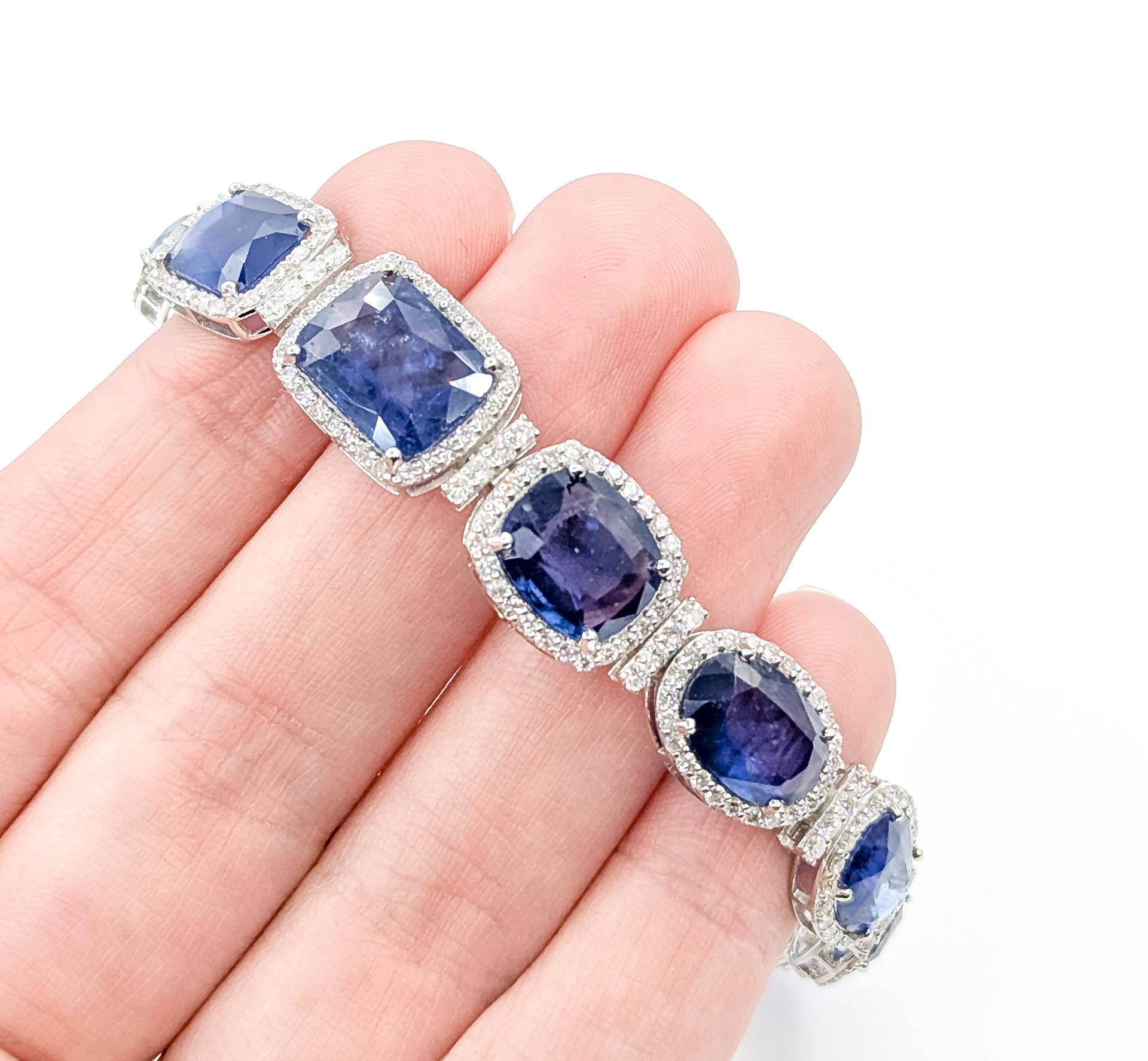 Pulsera intemporal con halo de zafiro en platino Corte cojín en venta