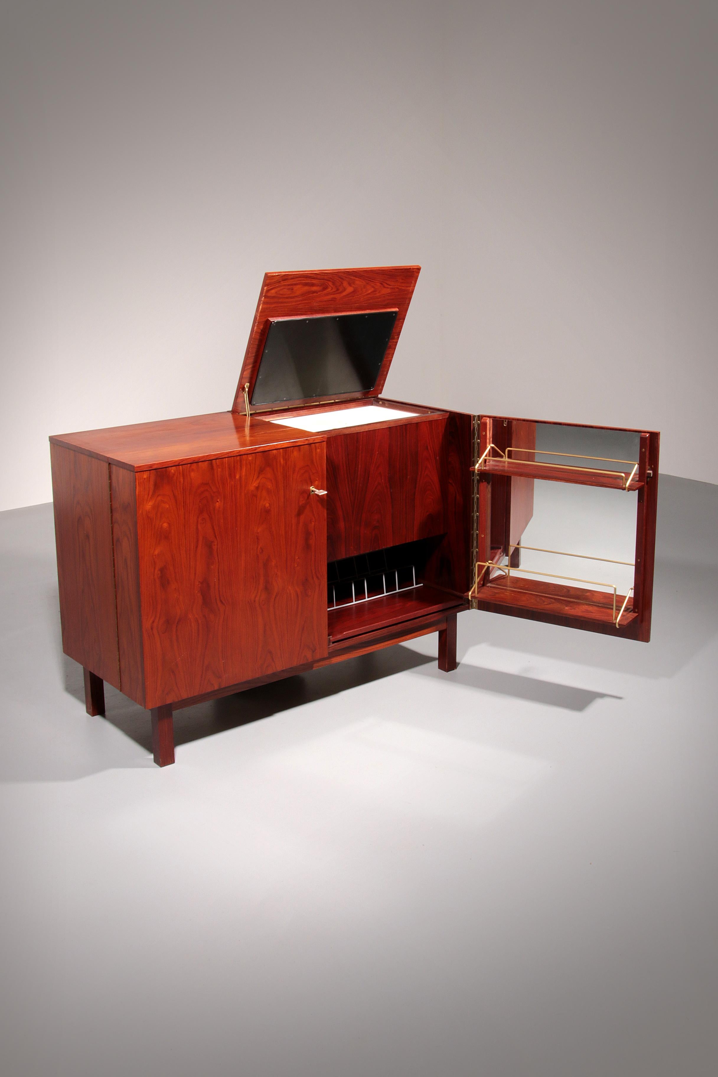 Torna alla raffinatezza degli anni '60 con questo minibar scandinavo splendidamente conservato. Progettato all'insegna dell'eleganza e della funzionalità, questo pezzo d'epoca è molto più di un semplice bar: è un elemento di conversazione. Dotato di