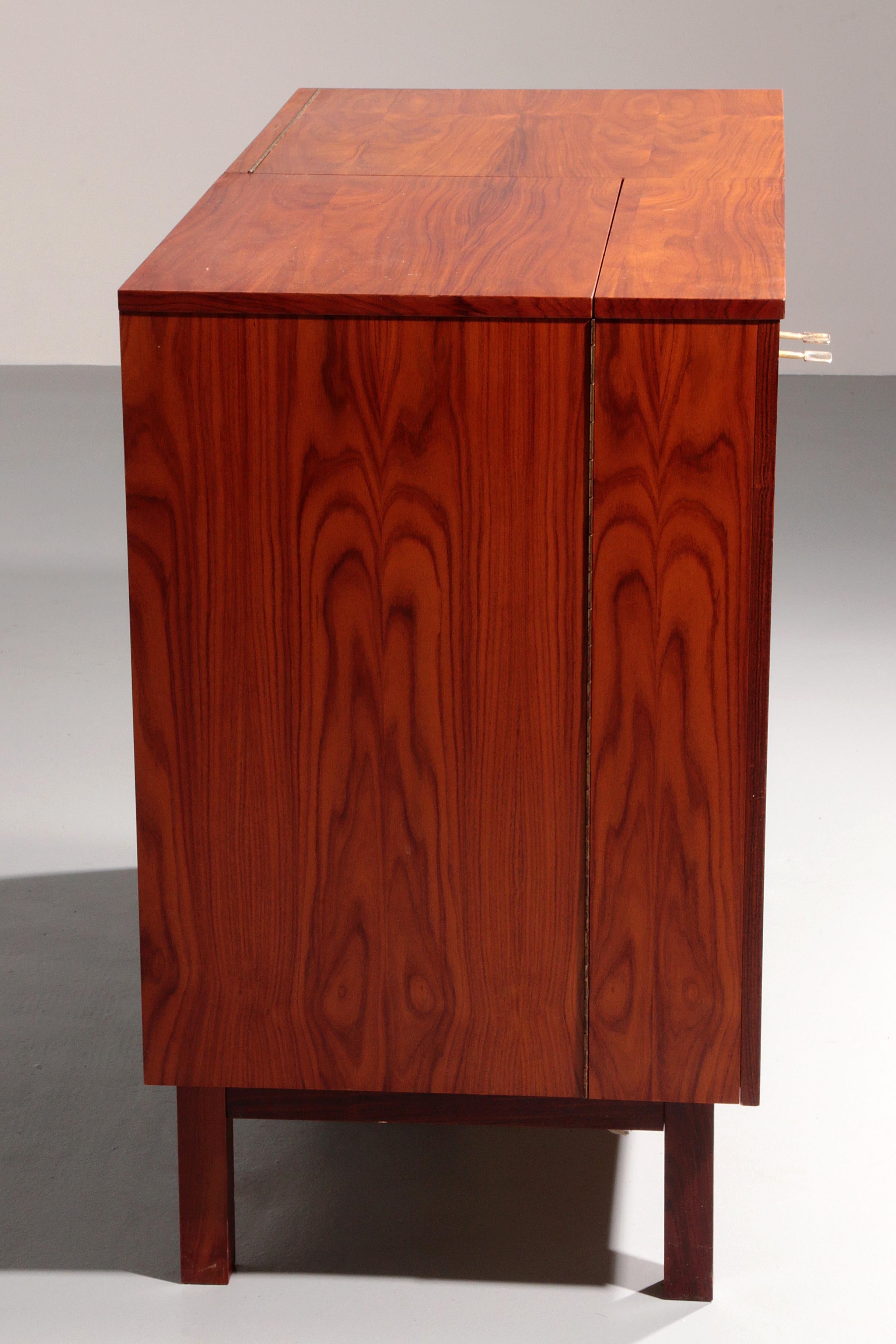 Mini-bar scandinavo senza tempo con charme da metà secolo 1960 In condizioni buone in vendita a Oirlo, LI